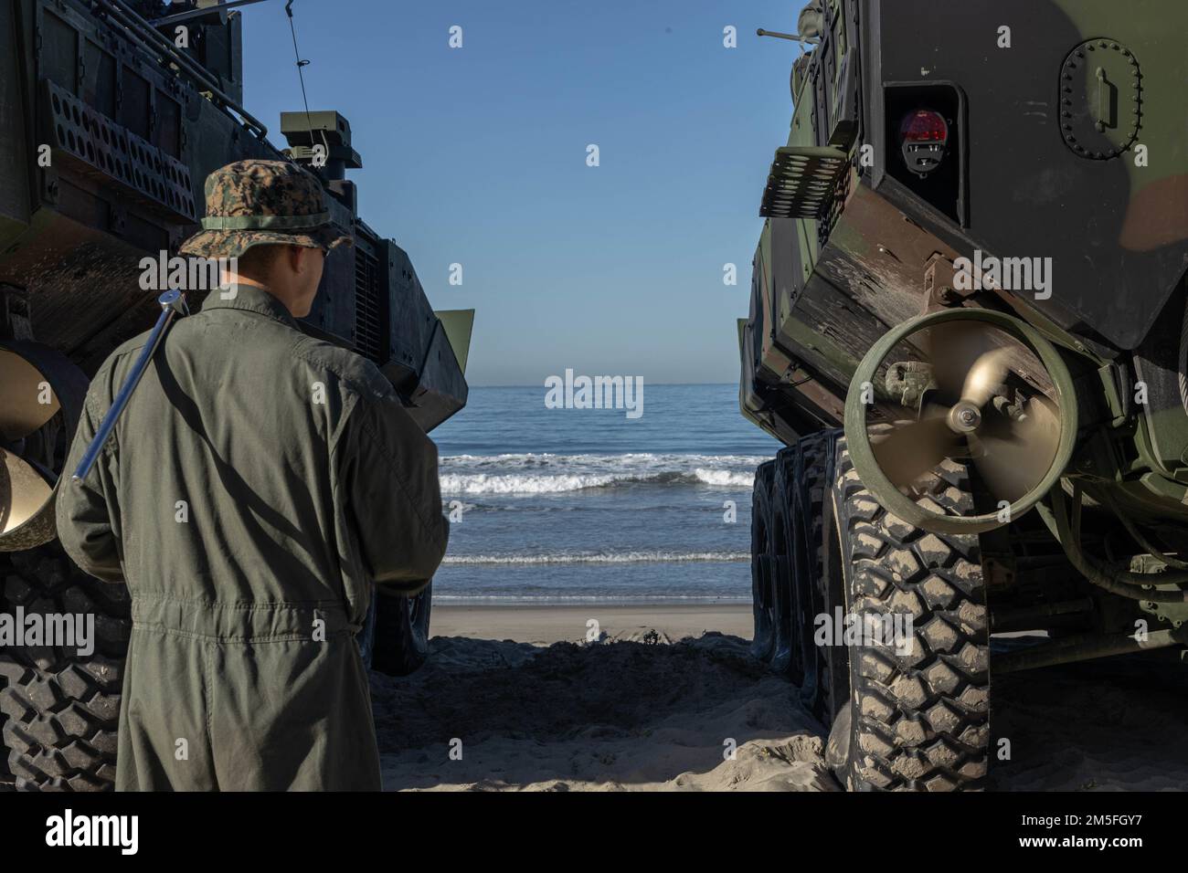 STATI UNITI Marines con 3D Battaglione anfibio Assault, 1st divisione Marine, si preparano a lanciare un plotone di veicoli da combattimento anfibi (ACV) nel surf durante un evento di addestramento al Marine Corps base Camp Pendleton, California, 12 marzo 2022. La dimostrazione di competenza nelle operazioni a livello di plotone segna il passo successivo nella certificazione dei membri dell'equipaggio ACV e dei loro veicoli per l'impiego in tutto il mondo. Foto Stock