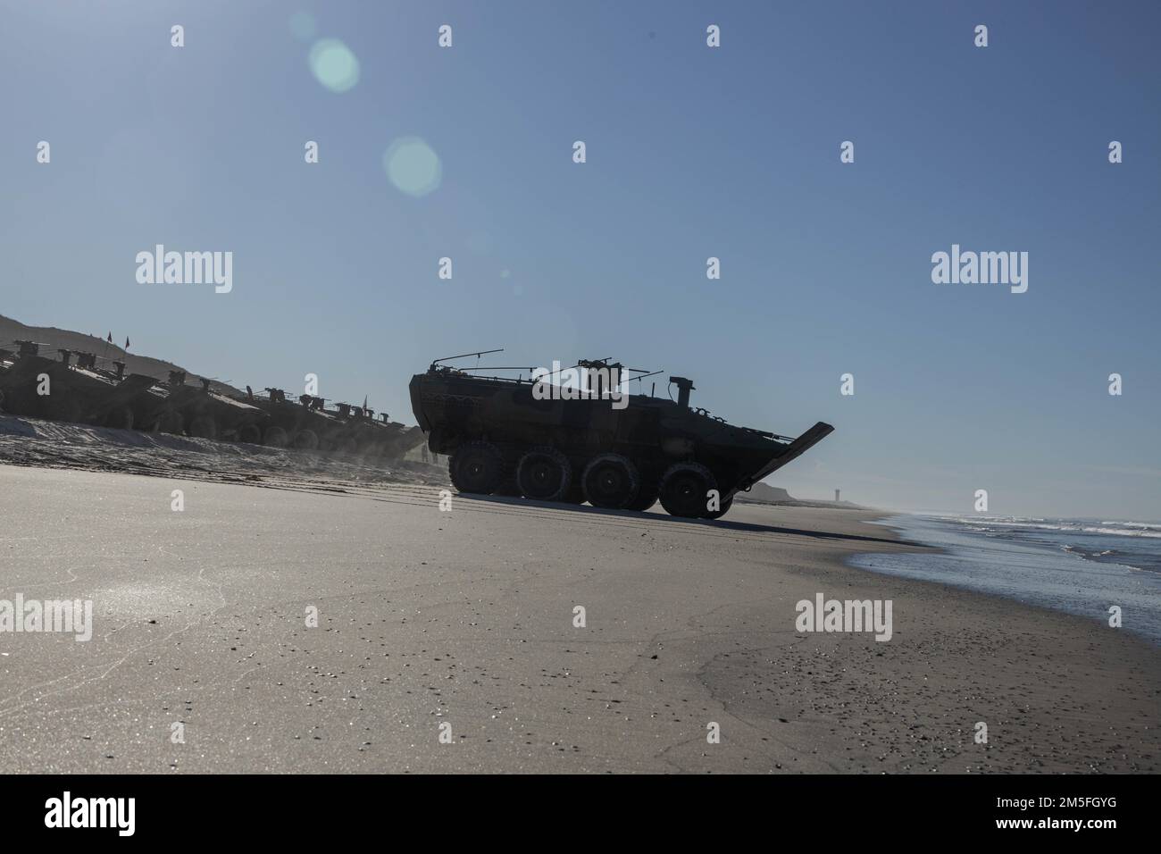 Un plotone degli Stati Uniti Marine Corps veicoli da combattimento anfibio (ACV) con 3D Battaglione anfibio Assault, 1st Divisione Marina, sono lanciati dalla riva durante un'evoluzione di addestramento al Marine Corps base Camp Pendleton, California, 12 marzo 2022. La dimostrazione di competenza nelle operazioni a livello di plotone segna il passo successivo nella certificazione dei membri dell'equipaggio ACV e dei loro veicoli per l'impiego in tutto il mondo. Foto Stock
