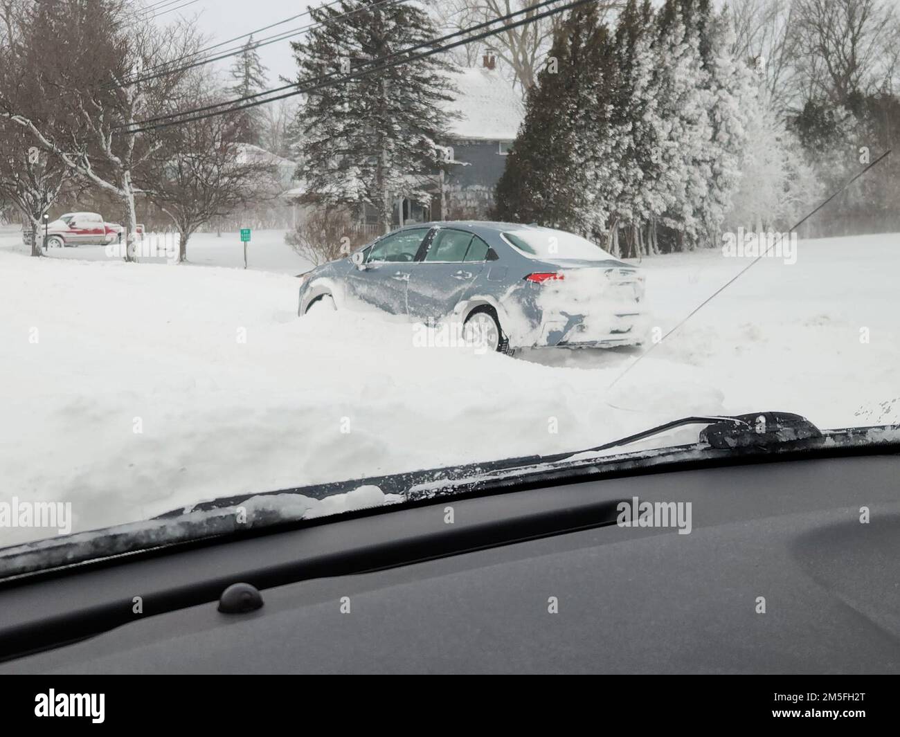 Lancaster, New York, Stati Uniti. 24th Dec, 2022. I veicoli vengono lasciati bloccati sulla strada dopo una tempesta invernale che ha colpito l'area di Buffalo. (Credit Image: © Lancaster NY Police Department/ZUMA Press Wire) Foto Stock