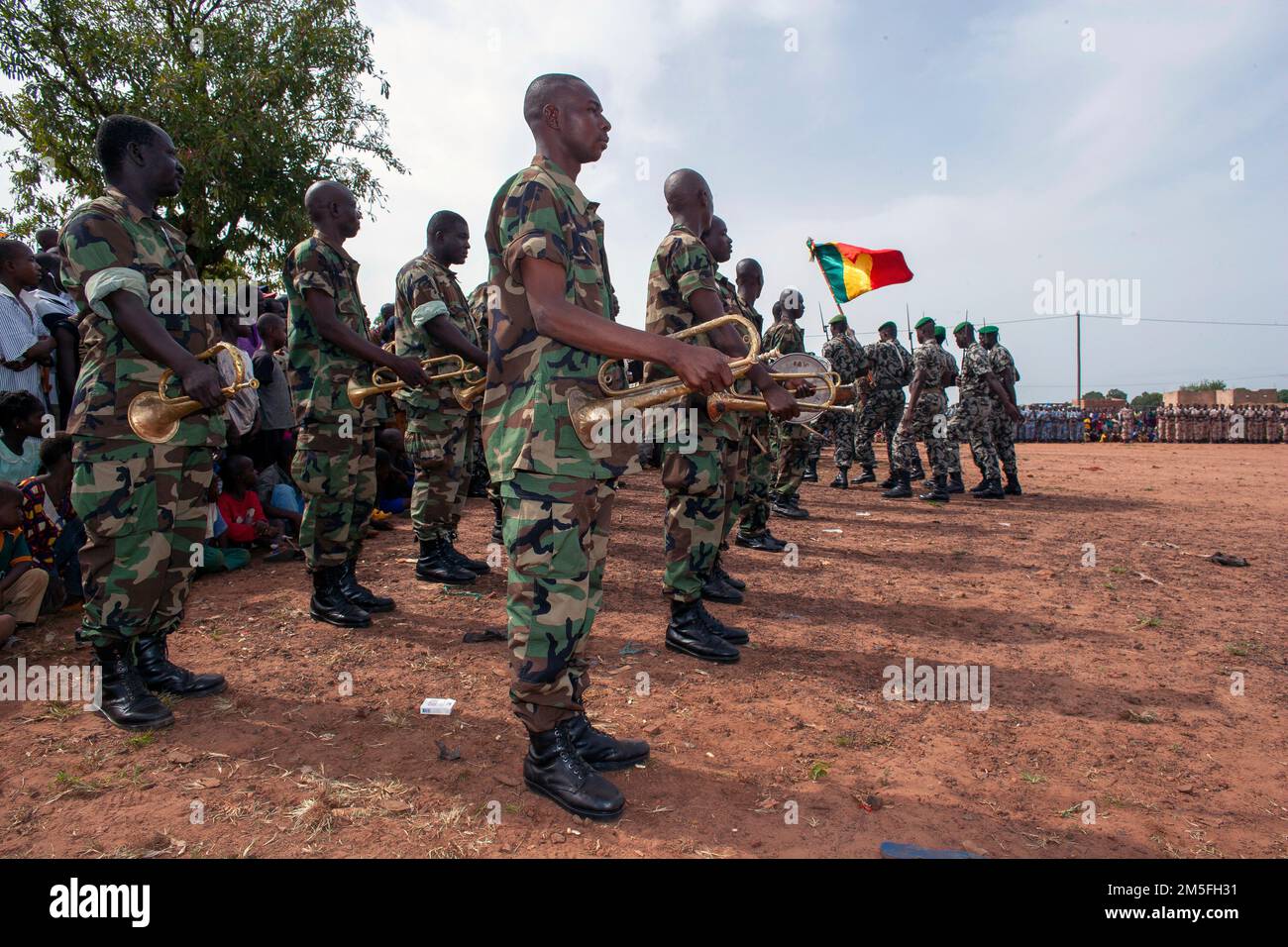 La banda militare delle forze armate del Malian parade nella zona di Sikasso, Mali, Africa Foto Stock