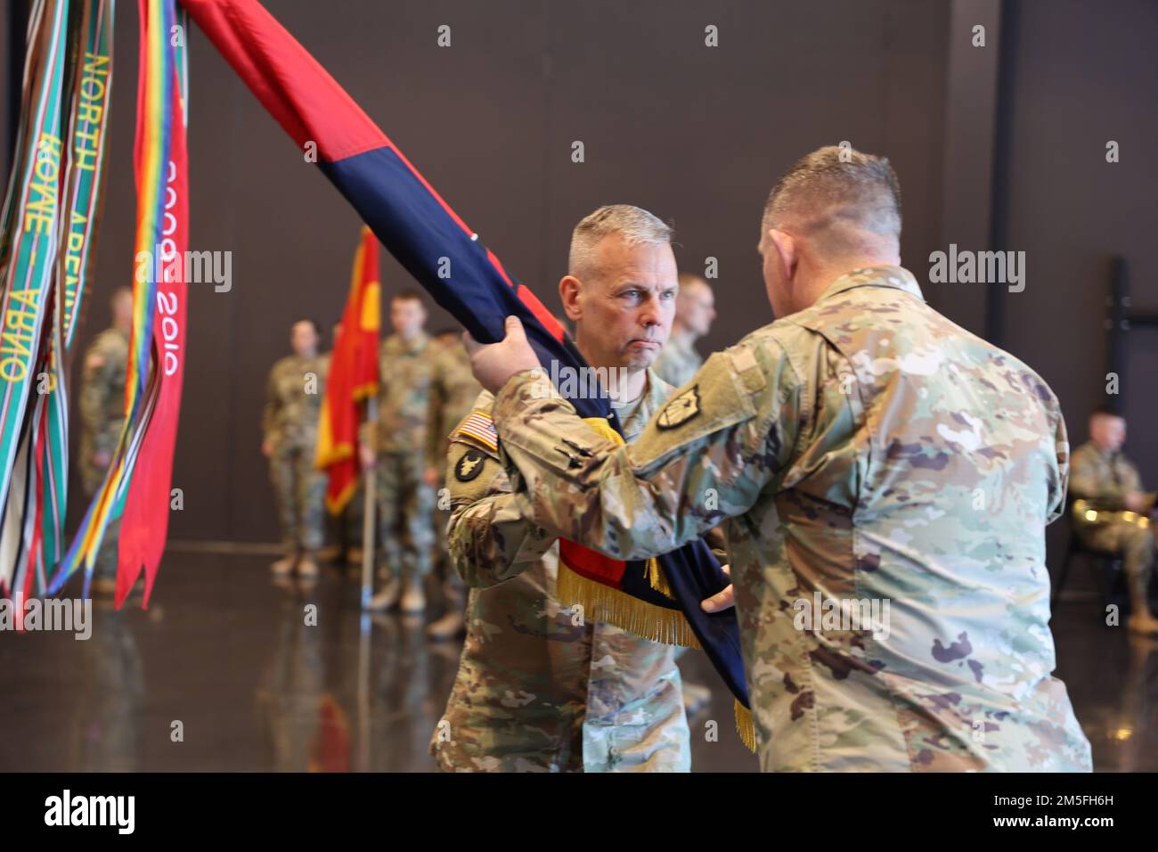 Comandante generale uscente della Divisione fanteria Red Bull 34th, il Gen. Michael Wickman passa i colori della divisione al Gen. Shawn Manke, generale aggiunto del Minnesota. Il passaggio dei colori rappresenta una continuazione della fiducia e significa una fedeltà dei soldati al loro nuovo comandante. Il 12 marzo 2022 si è svolta una cerimonia di cambio di comando per la 34th Divisione fanteria Red Bull, presso la loro sede ad Arden Hills, Minnesota. Il comandante uscente del generale Michael Wickman cede il comando al comandante entrante, Brig. Gen. Charles Kemper. (STATI UNITI Guardia Nazionale dell'esercito pho Foto Stock