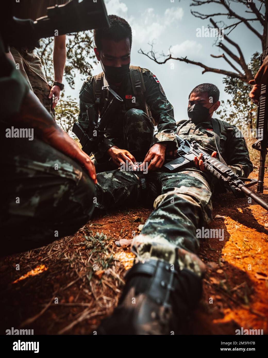 I soldati dell'esercito tailandese reale eseguono le mansioni di primo soccorso come parte della concorrenza della squadra contro gli Stati Uniti Soldati dell'esercito, assegnati a Braves Company, 4th battaglione, 23rd reggimento di fanteria, 2nd squadra di combattimento Brigata, 2nd Divisione di fanteria, durante Hanuman Guardian 2022 a Loppuri, Regno di Thailandia, 13 marzo 2022. HG 22 fornisce una sede sia per gli Stati Uniti che per l'RTA per promuovere l'interoperabilità e aumentare la capacità dei partner nella pianificazione e nell'esecuzione di complesse e realistiche forze multinazionali e operazioni combinate di task force. Foto Stock