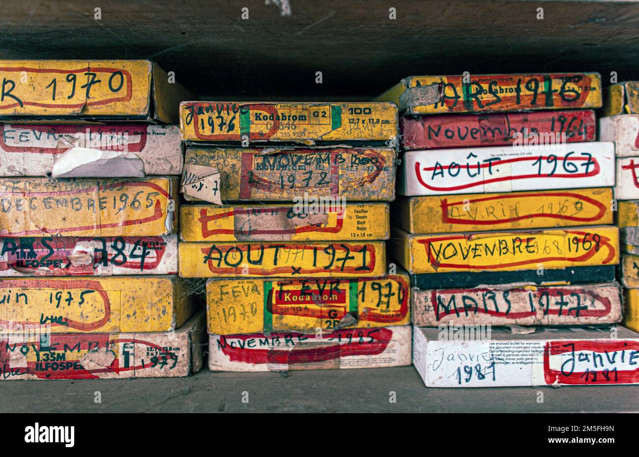 FAMOS fotografo Malick Sidibé scatole piene di negativi in Bamako, Mali, Africa occidentale. Foto Stock
