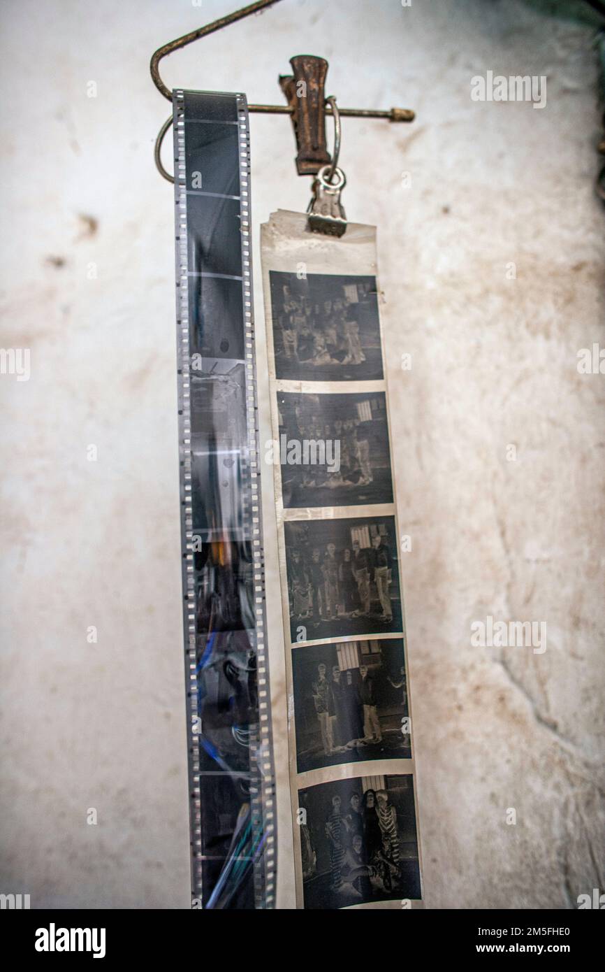 I film sviluppati stanno asciugando presso lo studio del fotografo Malick Sidibe a Bamako, Mali, Africa occidentale. Foto Stock