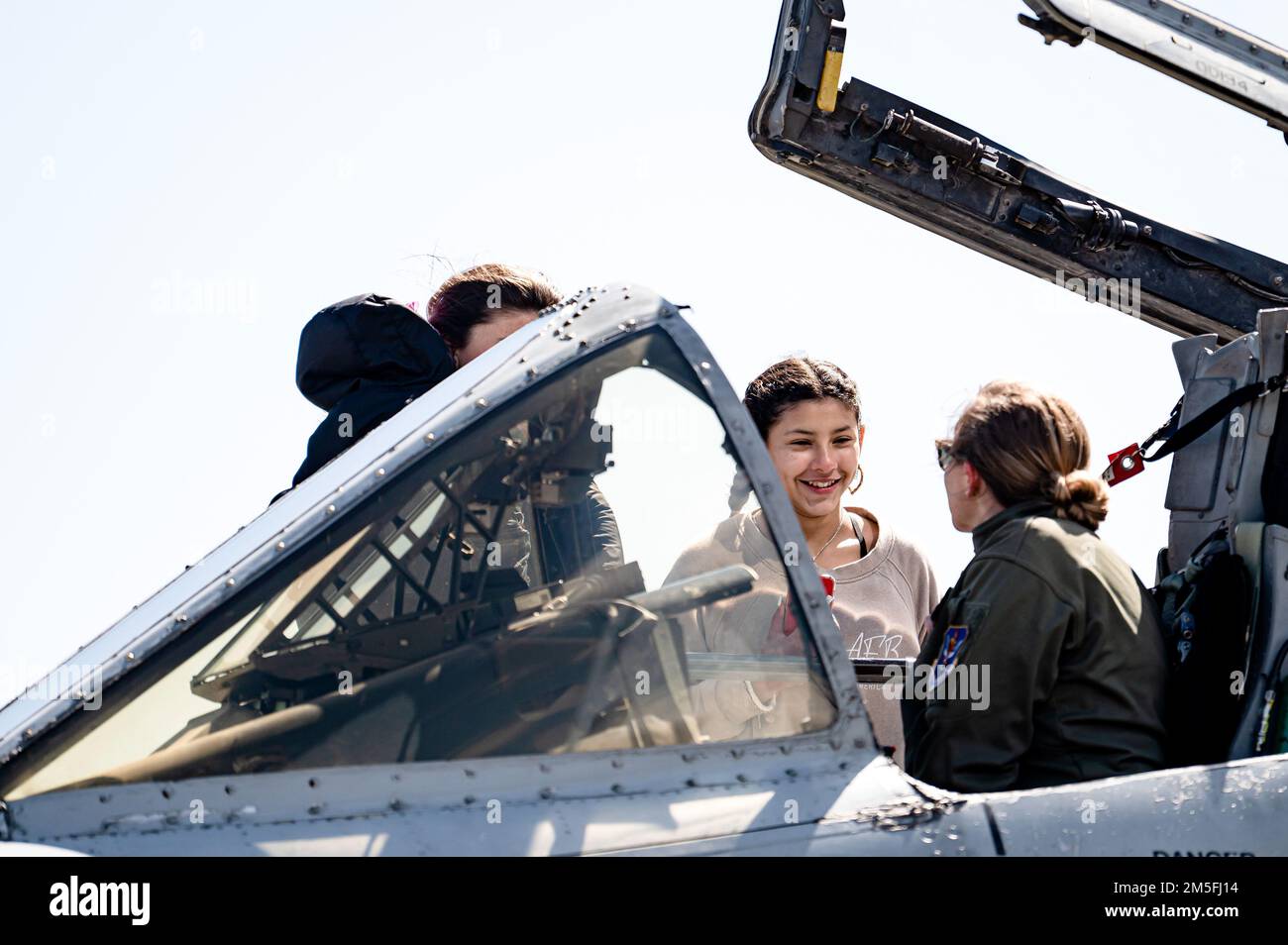 STATI UNITI Taylor Bye, pilota di 75th Fighter Squadron A-10C Thunderbolt II, insegna ai giovani le capacità e la missione dell'aeromobile A-10C durante la Youth Open House presso la Moody Air Force base, Georgia, 12 marzo 2022. Bye ha condiviso le sue esperienze di volo dell'aereo e l'importanza della missione di supporto aereo. La Youth Open House ha culminato la settimana delle Donne nell'aviazione ed è stata finalizzata a collegare una generazione più giovane ad Airmen e a ispirarli per le carriere in airpower che conducono ad un'aeronautica più diversificata ed efficace nel futuro. Foto Stock