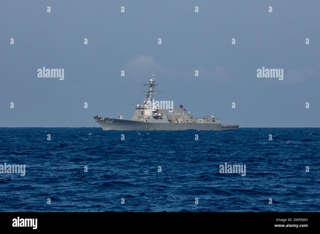 MARE DELLA CINA DEL SUD (12 marzo 2022) il cacciatorpediniere missilistico guidato di classe Burke USS Sampson (DDG 102) sta conducendo operazioni di routing. Sampson è in fase di implementazione pianificata nell'area delle operazioni della flotta 7th degli Stati Uniti per migliorare l'interoperabilità con alleanze e partnership e allo stesso tempo fungere da forza di pronto intervento a sostegno di una regione indomPacifico libera e aperta. Foto Stock