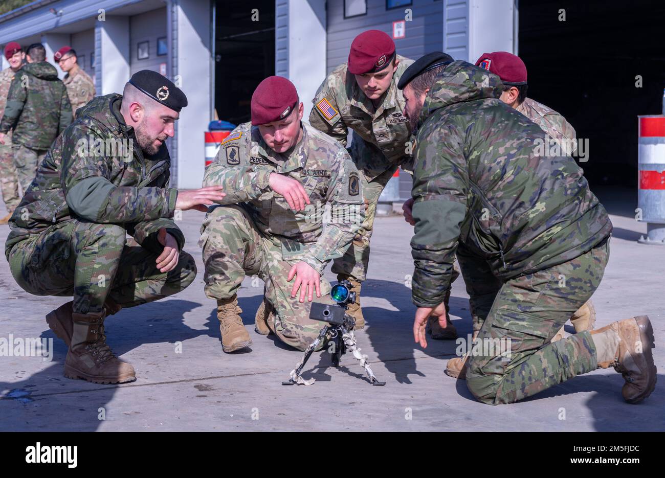 I paracadutisti con 2nd battaglione, 503rd reggimento di fanteria paracadutista, 173rd Brigata aviotrasportata, conducono la familiarizzazione con le armi insieme all'esercizio Saber-Strike il 12 marzo 2022 in Lettonia. Saber Strike è progettato per migliorare l'interoperabilità con i nostri alleati della NATO e rafforzare le relazioni regionali che abbiamo sviluppato. Saber Strike consente agli alleati della NATO di connettersi personalmente, professionalmente, tecnicamente e tatticamente per creare effetti sinergici e una forza di combattimento multi-nazionale più competente. Foto Stock