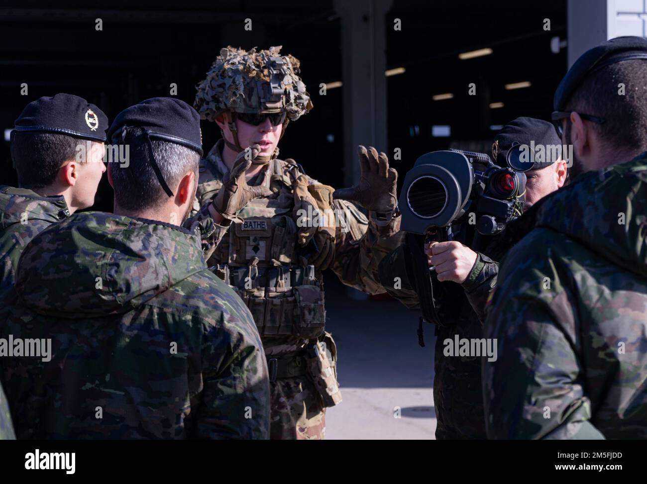 I paracadutisti con 2nd battaglione, 503rd reggimento di fanteria paracadute, 173rd Brigata Airborne, conducono la familiarizzazione con le armi durante l'esercizio sciopero Saber in Lettonia il 12 marzo 2022. Saber Strike è progettato per migliorare l'interoperabilità con i nostri alleati della NATO e rafforzare le relazioni regionali che abbiamo sviluppato. Saber Strike consente agli alleati della NATO di connettersi personalmente, professionalmente, tecnicamente e tatticamente per creare effetti sinergici e una forza di combattimento multi-nazionale più competente. Foto Stock