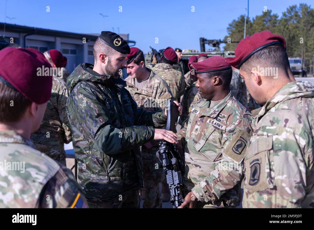 I paracadutisti con 2nd battaglione, 503rd reggimento di fanteria paracadutista, 173rd Brigata aviotrasportata, conducono la familiarizzazione con le armi insieme all'esercizio Saber-Strike il 12 marzo 2022 in Lettonia. Saber Strike è progettato per migliorare l'interoperabilità con i nostri alleati della NATO e rafforzare le relazioni regionali che abbiamo sviluppato. Saber Strike consente agli alleati della NATO di connettersi personalmente, professionalmente, tecnicamente e tatticamente per creare effetti sinergici e una forza di combattimento multi-nazionale più competente. Foto Stock