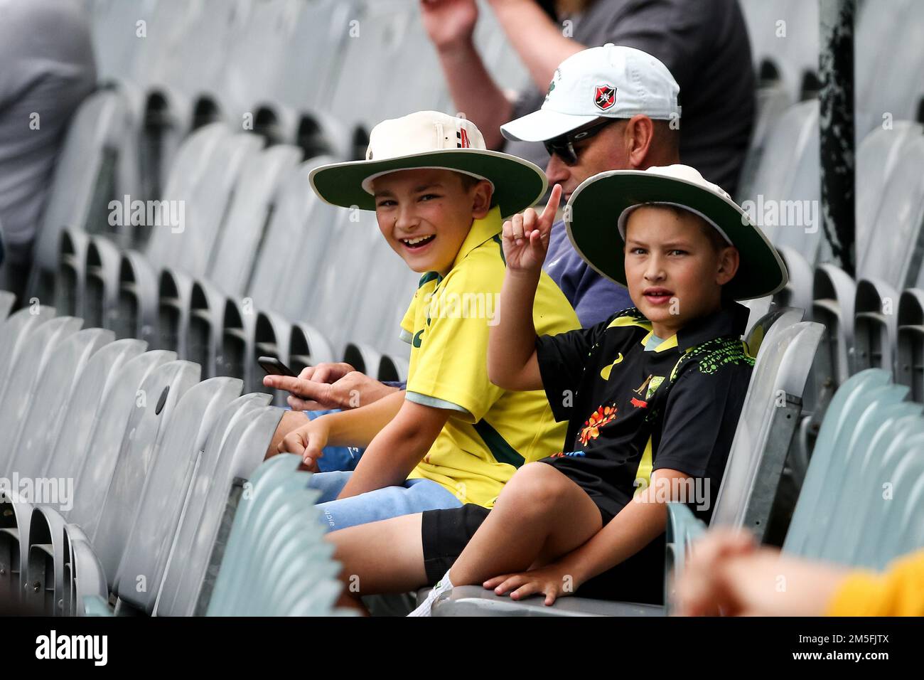 Melbourne, Australia, 29 dicembre 2022. I giovani appassionati di Cricket si posano per la macchina fotografica durante il Boxing Day Test Match tra Australia e Sud Africa al Melbourne Cricket Ground il 29 dicembre 2022 a Melbourne, Australia. Credit: Dave Hewison/Speed Media/Alamy Live News Foto Stock