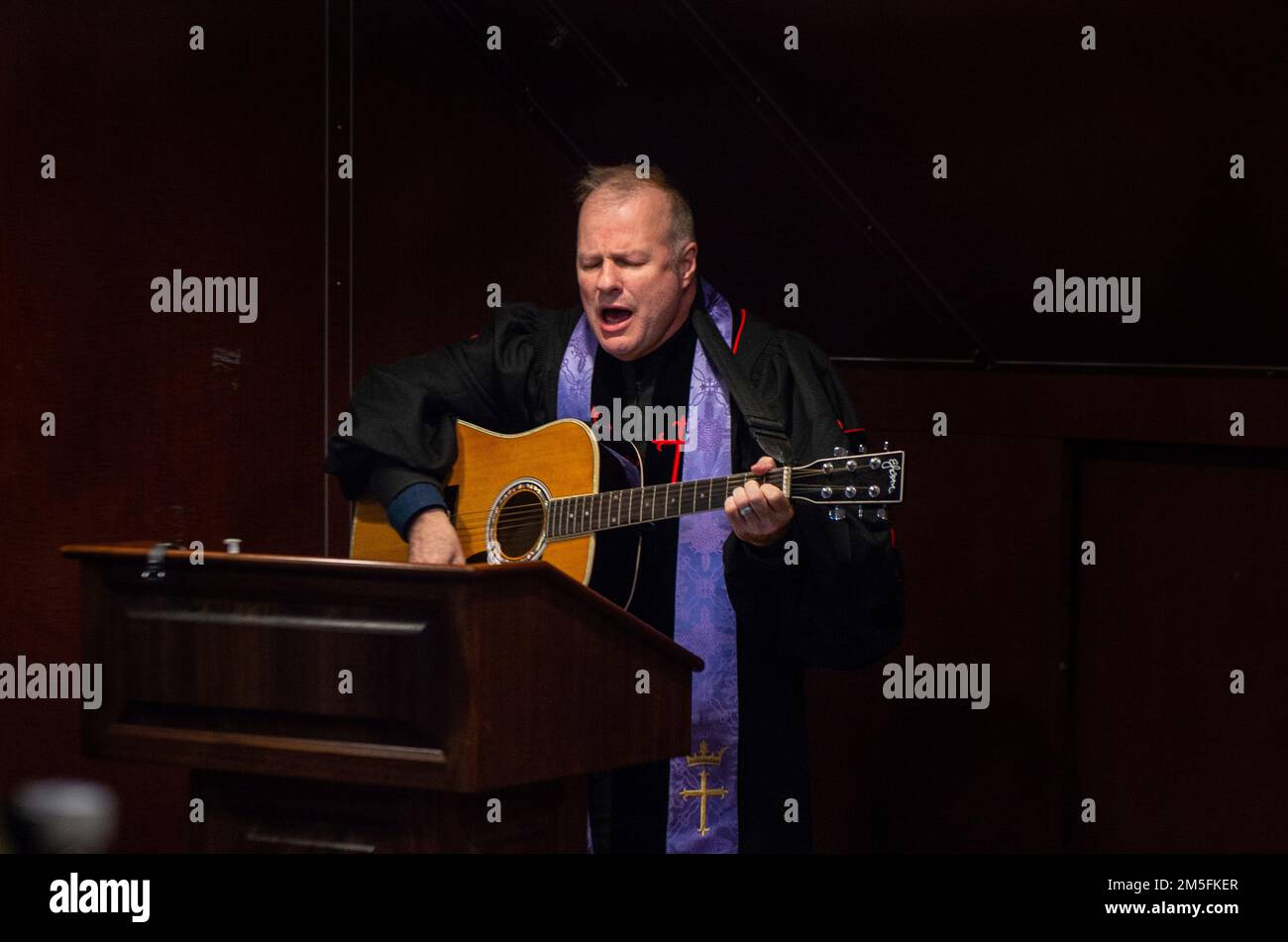 220313-N-CY569-1009 MARE di CRETE (13 marzo 2022) CMdR. Chris Hester, cappellano di comando, portaerei di classe Nimitz USS Harry S. Truman (CVN 75), di LaGrange, Georgia, canta durante un servizio religioso cristiano nella cappella a bordo del Truman, 13 marzo 2022. Il gruppo Harry S. Truman Carrier Strike Group è in fase di implementazione pianificata negli Stati Uniti Sesta area di attività Fleet a sostegno degli interessi degli Stati Uniti, alleati e partner in Europa e Africa. Foto Stock