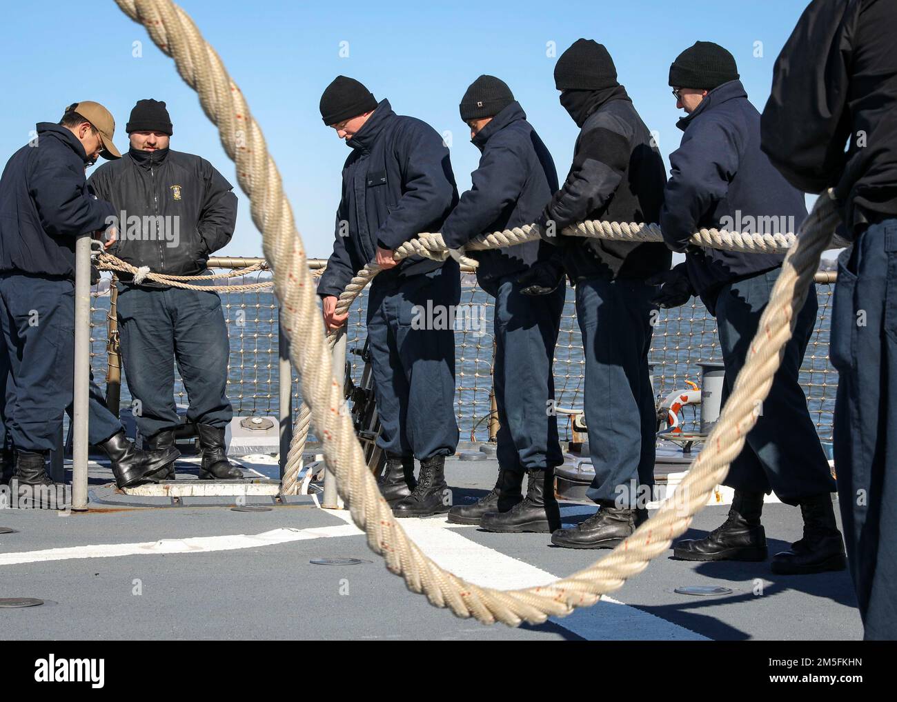 NORFOLK, Virginia (13 marzo 2022) – i marinai rimasano le linee di ormeggio dopo l'avvio del cacciatorpediniere missilistico guidato USS Porter (DDG 78), classe Arleigh Burke, il 13 marzo. USS Porter, schierato in futuro a Rota, Spagna, sta attualmente partecipando all'esercizio della Task Force nell'area operativa della flotta degli Stati Uniti 2nd. TFEX funge da esercizio di certificazione per l'implementazione indipendente di navi ed è progettato per testare la preparazione e le prestazioni della missione in operazioni integrate. Foto Stock