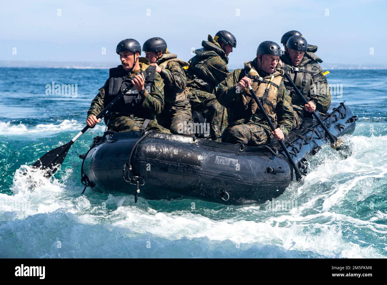 STATI UNITI Marines assegnato al 2nd Battaglione, 5th Marine Regiment, 1st Marine Division condurre esercitazioni di lancio e recupero utilizzando Combat Rubber Raiding Craft dal ponte pozzi del bacino di trasporto anfibio USS Anchorage (LPD 23), marzo 13. Anchorage sta conducendo operazioni di routine nella U.S. 3rd Fleet. Foto Stock