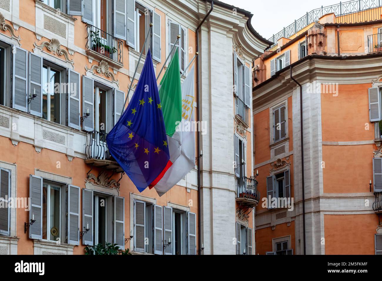 Vecchie strade storiche nel centro di Roma, Italia. Bandiere sul balcone Foto Stock
