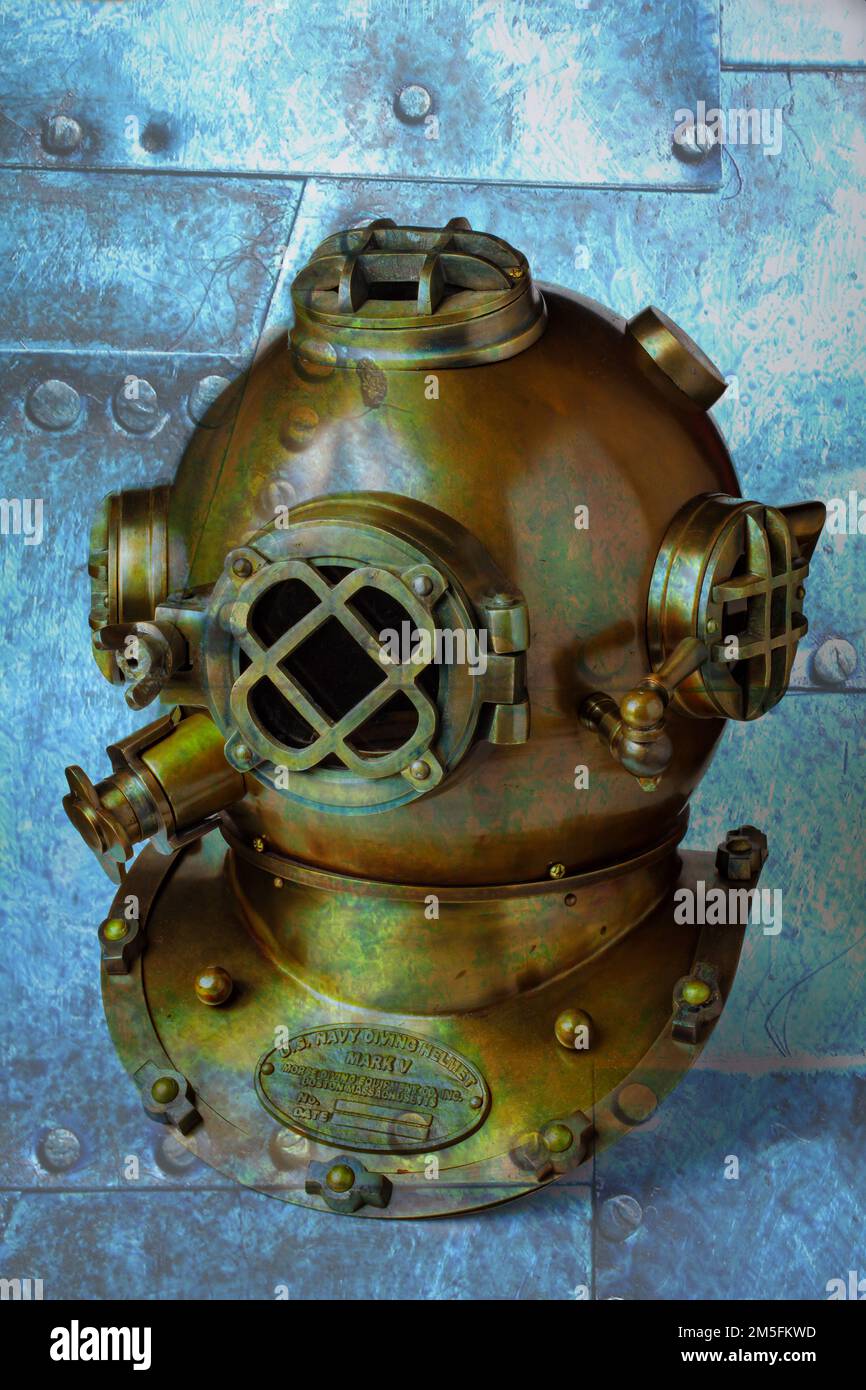Deep-Sea Divers elmetto grande Ottone pesante, utilizzato per l'esplorazione di acque profonde e lascia che il subacqueo respiri a profondità enormi. Ancora vita. Foto Stock