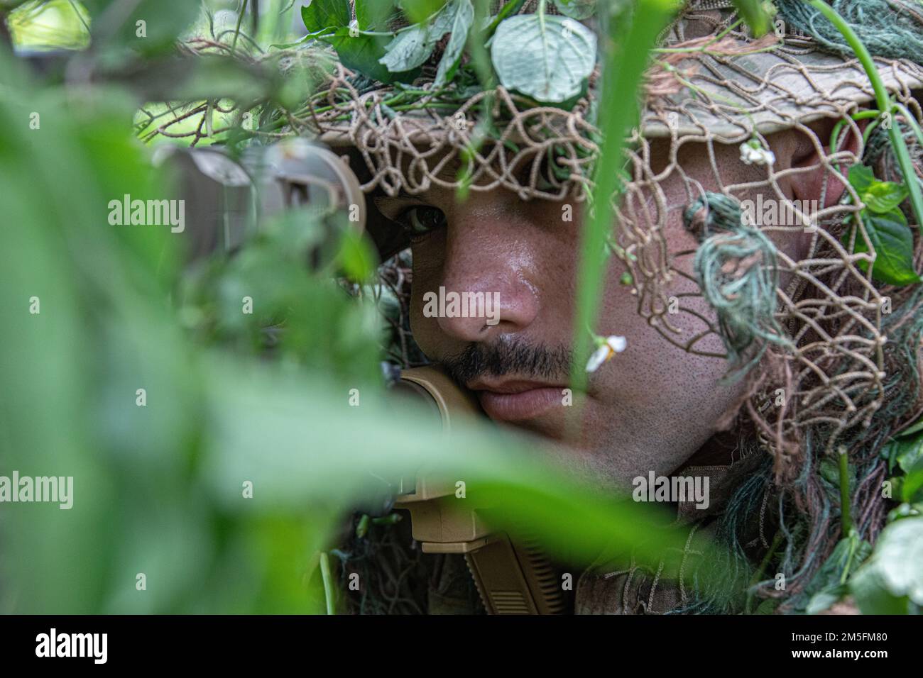 I soldati della truppa di Charlie, 2nd Squadrone, 14th Reggimento di Cavalleria, 2nd squadra di combattimento della Brigata di Fanteria, 25th Divisione di Fanteria, insegnano tecniche di mimetizzazione a Cicalengka, Indonesia, 13 marzo 2022. STATI UNITI I soldati dell'esercito hanno guidato come facciamo le tecniche di mimetizzazione e di inseguimento. Foto Stock