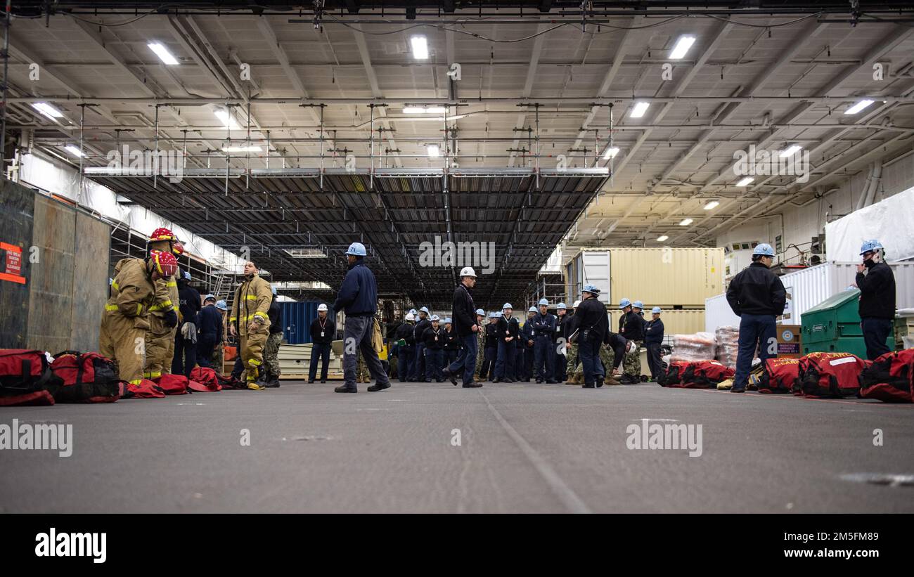 BASE NAVALE KITSAP-BREMERTON, WASHINGTON. (13 marzo 2022) – Stati Uniti I marinai della Marina partecipano a un rodeo di controllo dei danni a bordo della portaerei di classe Nimitz USS Theodore Roosevelt (CVN 71), 13 marzo 2022. Theodore Roosevelt è attualmente in fase di ormeggio per una disponibilità incrementale pianificata presso il cantiere navale di Puget Sound e l'impianto di manutenzione intermedia, dove la nave riceverà interventi di manutenzione e aggiornamento programmati. Foto Stock