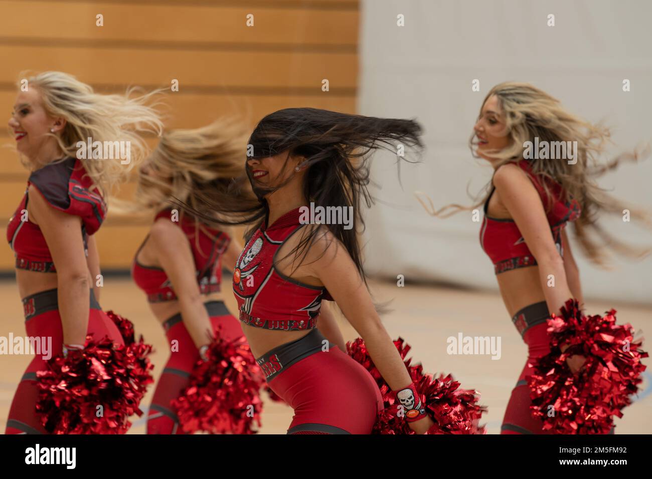 I Cheerleaders della Tampa Bay Buccaneers terminano una routine di ballo al Wiesbaden Sports and Fitness Center 13 marzo 2022, sul Clay Kaserne di Wiesbaden, Hessen, DE. Il Tampa Bay Buccaneers Cheer Team ha eseguito diverse routine nel loro spettacolo di Wiesbaden. Foto Stock