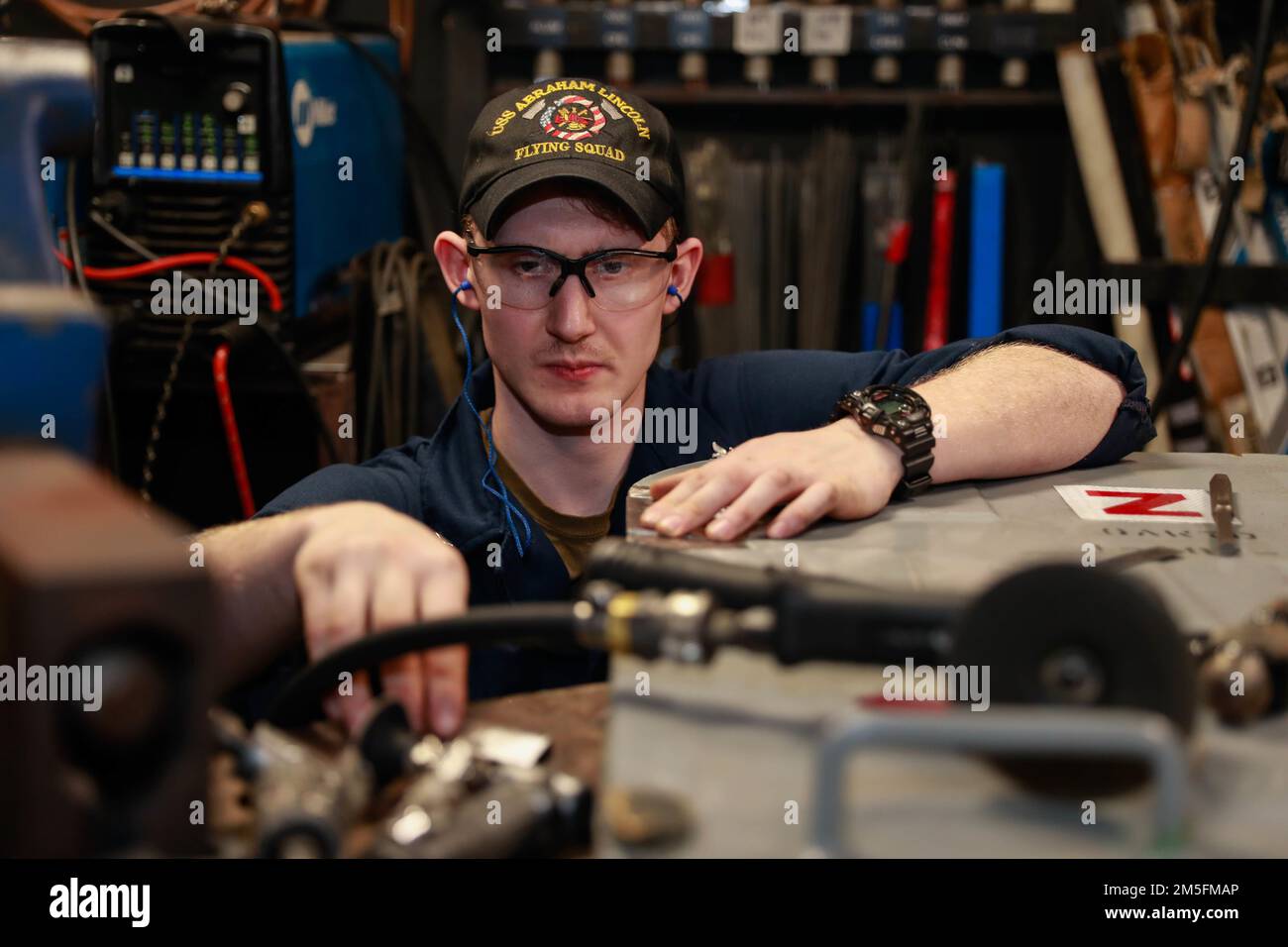 PHILIPPINE SEA (14 marzo 2022) Hull Maintenance Technician 3rd Class Hunter Davey, di Sierra City, California, ripara un portello a bordo della portaerei di classe Nimitz USS Abraham Lincoln (CVN 72). Abraham Lincoln Strike Group è in fase di implementazione pianificata nell'area delle operazioni della flotta 7th degli Stati Uniti per migliorare l'interoperabilità attraverso alleanze e partnership e al tempo stesso fungere da forza di risposta pronta a sostegno di una regione indomPacifico libera e aperta. Foto Stock