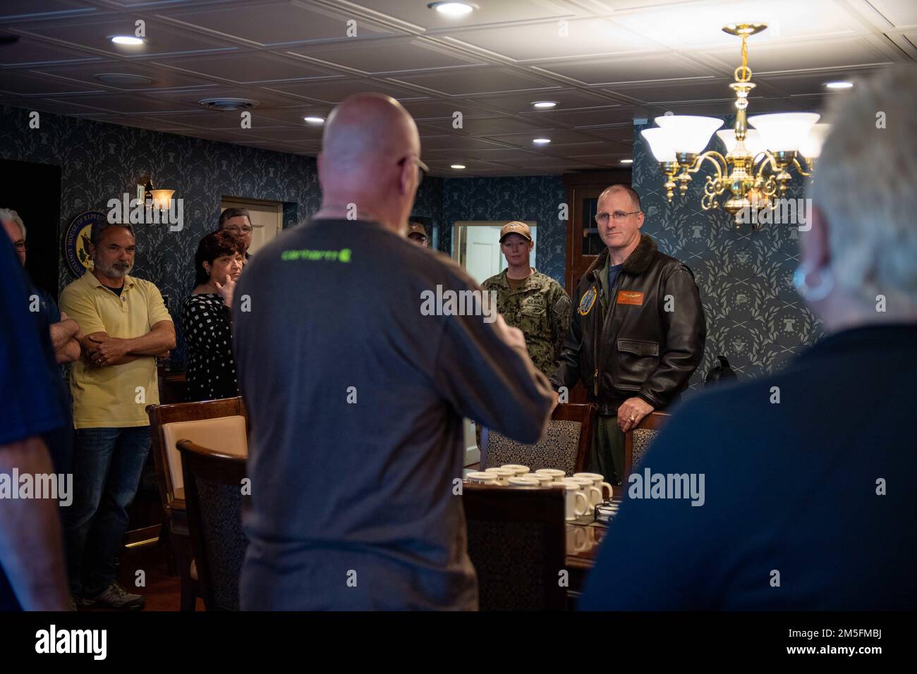 220313-N-SS900-1149 SAN DIEGO (13 marzo 2022) il capitano P. Scott Miller, ufficiale comandante della portaerei di classe Nimitz USS Carl Vinson (CVN 70), risponde alle domande dei proprietari di assi e dei visitatori durante un tour della nave, marzo 13. Vinson è attualmente pierside nel suo homeport di San Diego. Foto Stock