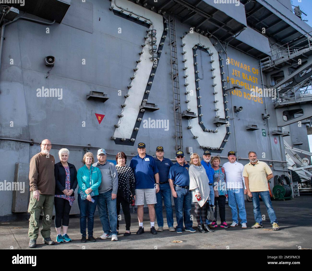 220313-N-SS900-1023 SAN DIEGO (13 marzo 2022) i proprietari e i visitatori del banco posano per una foto sul ponte di volo della portaerei di classe Nimitz USS Carl Vinson (CVN 70) durante un tour della nave, il 13 marzo. Vinson è attualmente pierside nel suo homeport di San Diego. Foto Stock