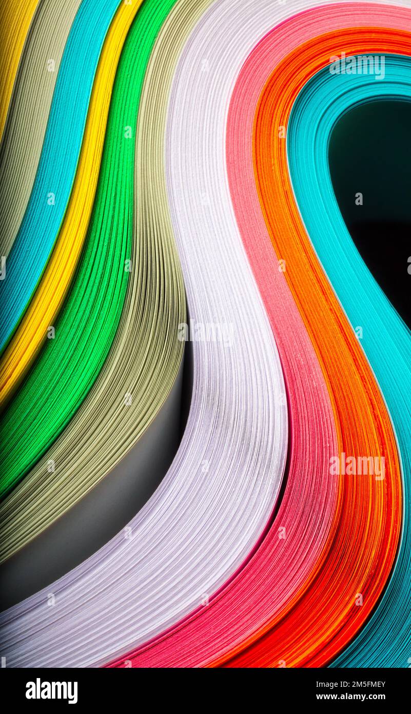 Carta a colori curvata Foto Stock