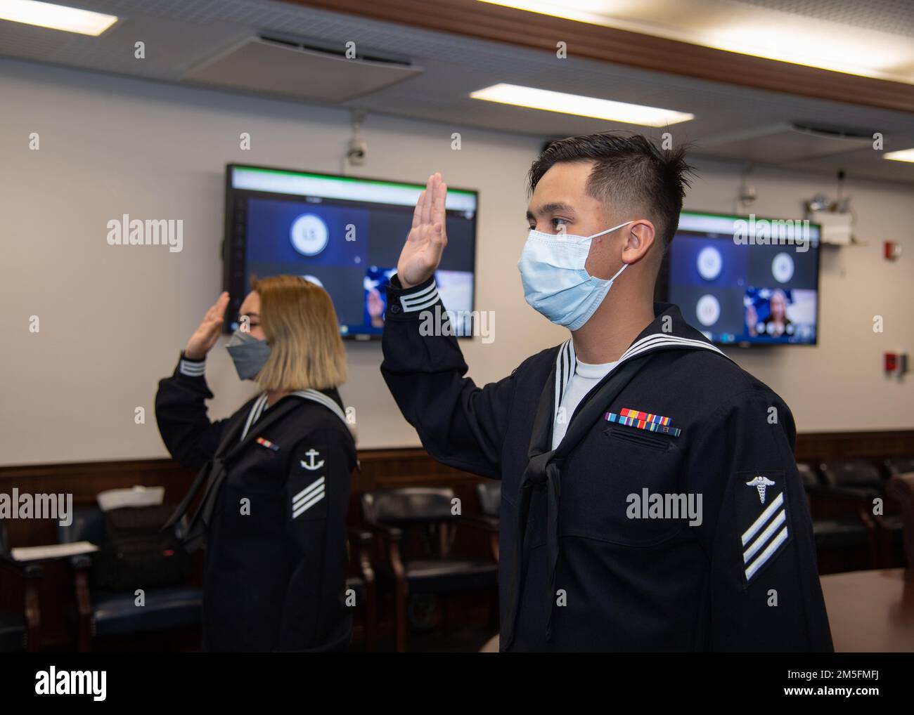 Marinaio o Waa'ie Greenidge, assegnato al comandante, attività flotta Sasebo (CFAS) e Hospitalman Eukhy sta Ana, assegnato agli Stati Uniti Ospedale Navale Yokosuka Branch Health Clinic Sasebo, impegno il giuramento di naturalizzazione di Allegiance negli Stati Uniti d'America durante una cerimonia di naturalizzazione al 14 marzo 2022. STATI UNITI Citizenship and Immigration Services and Region Legal Service Office Western Pacific ha collaborato per condurre la cerimonia di naturalizzazione al CFAS consentendo a entrambi i marinai di diventare cittadini degli Stati Uniti. Foto Stock
