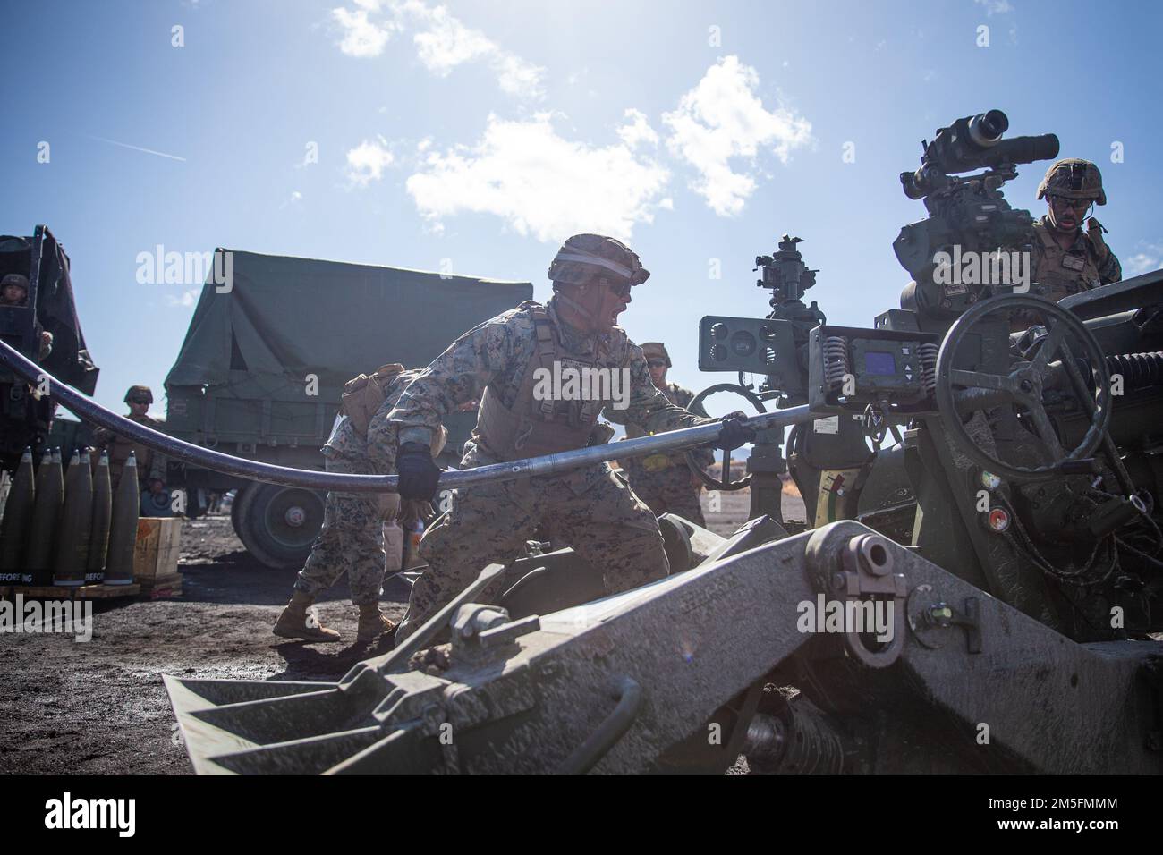 NEGLI STATI UNITI Marine with Kilo Battery, Battalion Landing Team 1/5 (BLT 1/5), 31st Marine Expeditionary Unit, spara un Howitzer M777A2 durante un incendio diretto al Combined Arms Training Center Camp Fuji, Giappone, 14 marzo 2022. BLT 1/5 conduce regolarmente operazioni di fuoco vivo per mantenere le competenze e la preparazione al combattimento. Esercizio di Difesa marittima la Brigata di implementazione rapida anfibia è un esercizio bilaterale destinato ad aumentare l'interoperabilità e a rafforzare i legami tra le forze statunitensi e giapponesi per la difesa del Giappone. Foto Stock