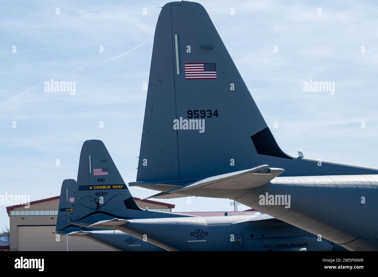 Il secondo diretto dalla fabbrica di aerei C-130J-30 atterra il 14 marzo 2022, alla base della Guardia Nazionale aerea McLaughlin di Charleston, West Virginia. Questo è il settimo di otto Super Hercules che sarà ricevuto dalla 130th Airlift Wing. Il numero di coda 95934 è il secondo aeromobile nuovo in fabbrica ricevuto dalla fabbrica Lockheed Martin di Marietta, GA. A giugno, l’aereo finale arriverà alla 130th Airlift Wing di Lockheed, completando la flotta di otto aerei C-130J-30. L'Ala Airlift completerà la sua transizione dal vecchio C-130 H3 e sarà pienamente in grado di missione entro giugno 202 Foto Stock