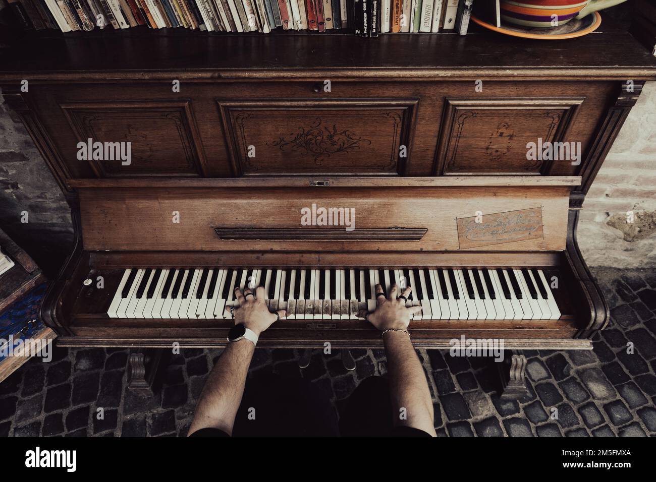 Old piano immagini e fotografie stock ad alta risoluzione Alamy