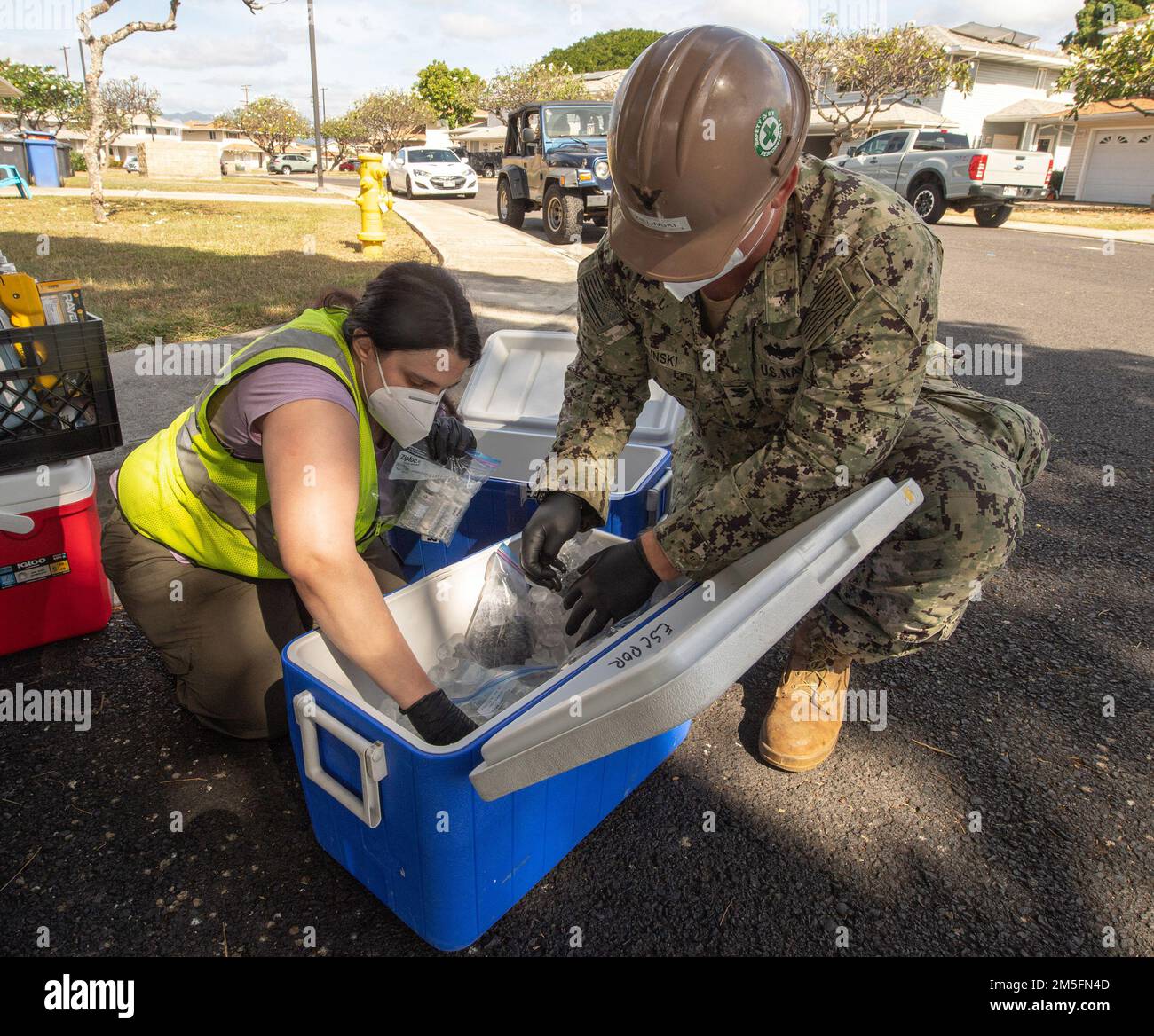 PEARL CITY, Hawaii (14 marzo 2022) - Arielle Goldstein, un appaltatore del comando Naval Facilities Engineering Systems, E Utitiesman 2nd Classe Jon Zielinski, assegnato all'unità di manutenzione dei battaglione di costruzione (CBMU) 303, collocare i campioni di acqua in un refrigeratore presso la Penisola di Pearl City come parte di un piano approvato da interagenzia per il monitoraggio a lungo termine dell'acqua potabile. Gli Stati Uniti Navy sta lavorando a stretto contatto con il Dipartimento della Salute delle Hawaii, Stati Uniti Environmental Protection Agency e gli Stati Uniti Esercito per ripristinare l'acqua potabile sicura alle comunità abitative di base comune Pearl Harbor-Hickam attraverso il campionamento e il sushi Foto Stock