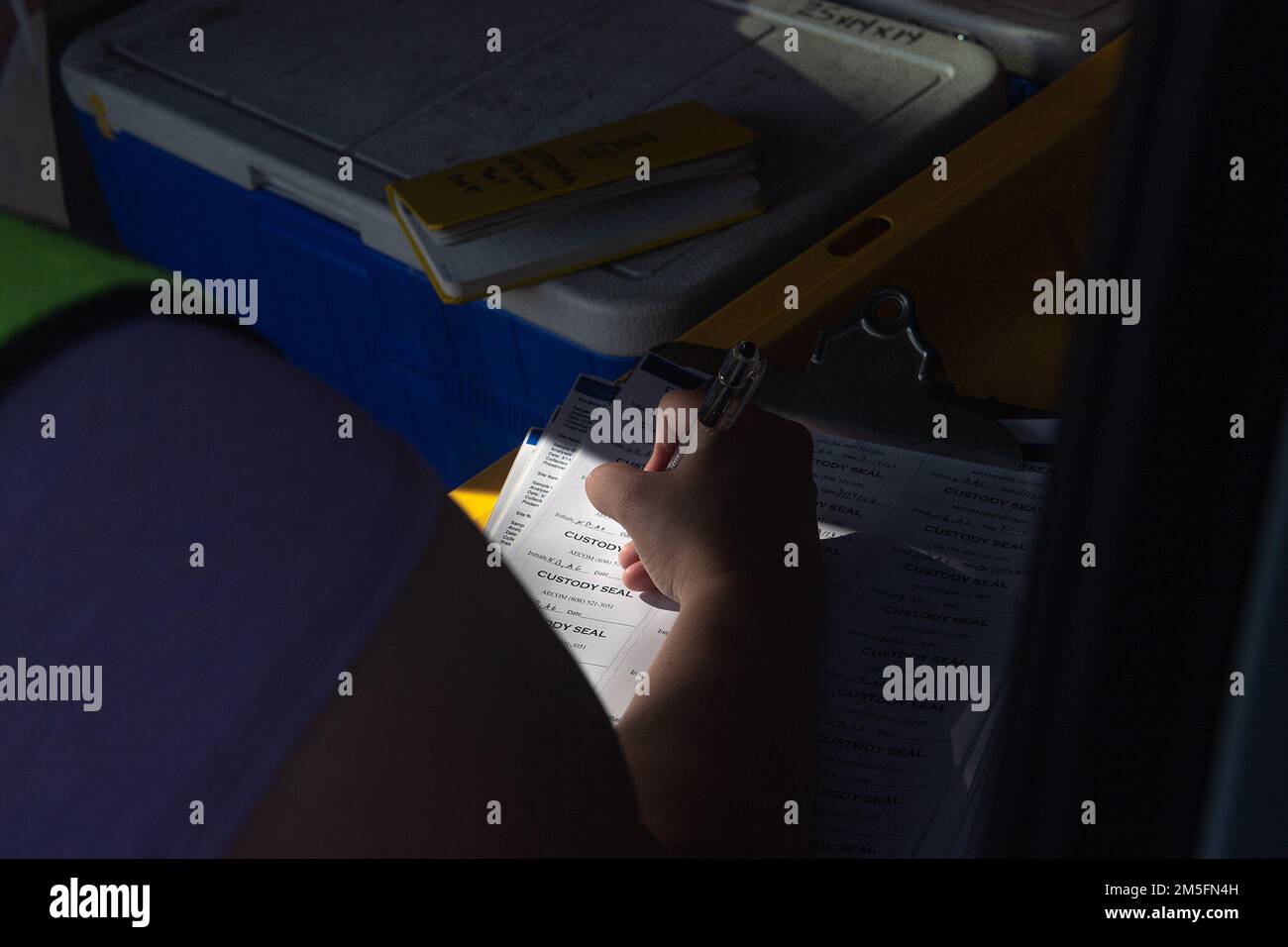 PEARL CITY, Hawaii (14 marzo 2022) - Un appaltatore del Naval Facilities Engineering Systems Command completa le etichette dei campioni per le bottiglie di analisi dell'acqua nella penisola di Pearl City come parte di un piano approvato da interagenzie per il monitoraggio a lungo termine dell'acqua potabile. Gli Stati Uniti Navy sta lavorando a stretto contatto con il Dipartimento della Salute delle Hawaii, Stati Uniti Environmental Protection Agency e gli Stati Uniti Esercito per ripristinare l'acqua potabile sicura alle comunità abitative di Joint base Pearl Harbor-Hickam attraverso il campionamento e il lavaggio, e il recupero del pozzo di Red Hill. Per informazioni dettagliate, visitare il sito Web www.navy.mil/jointbasewater. Foto Stock