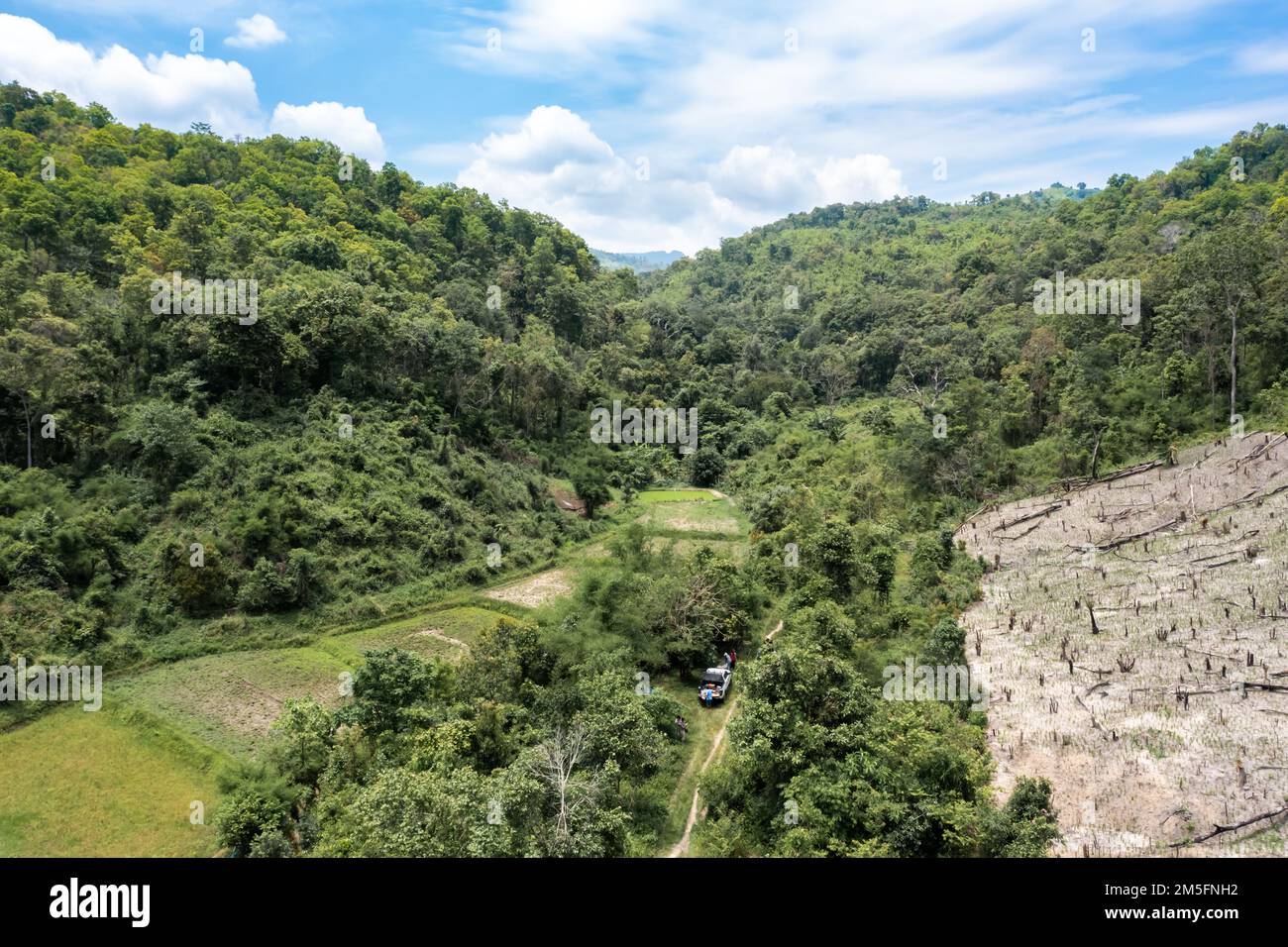 Una diga di controllo o uno stramazzo è una barriera che arresta o limita il flusso di acqua di superficie o di ruscelli sotterranei. Serbatoi creati da dighe non solo supr Foto Stock