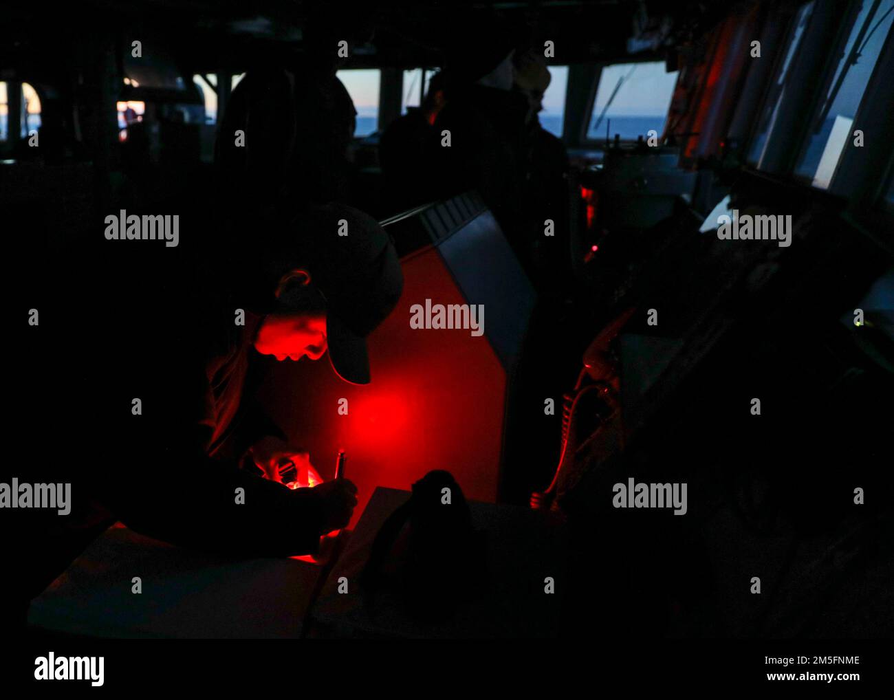 OCEANO ATLANTICO (14 marzo 2022) – Lt. j.g. Van NGO fa un ingresso nel log delle navi a bordo del cacciatorpediniere missilistico guidato della classe Burke di Arleigh USS Porter (DDG 78), marzo 14. USS Porter, schierato in futuro a Rota, Spagna, sta attualmente partecipando all'esercizio della Task Force nell'area operativa della flotta degli Stati Uniti 2nd. TFEX funge da esercizio di certificazione per l'implementazione indipendente di navi ed è progettato per testare la preparazione e le prestazioni della missione in operazioni integrate. Foto Stock