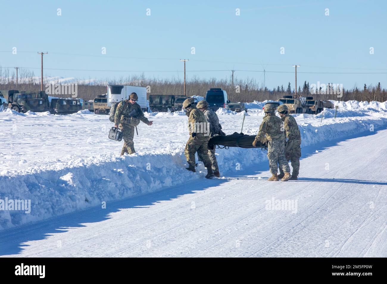 Un equipaggio di 1st battaglione di medicina aeronautica, 52nd reggimento di aviazione, Battaglione di aviazione di supporto generale, 16th Brigata di aviazione di combattimento e personale medico della Charlie Company, 725th Battaglione di supporto di brigata, 4th squadra di combattimento di brigata di fanteria (Airborne), 25th Divisione di fanteria, ha condotto evacuazione medica del mondo reale dei soldati vicino a Fort Greely, Alaska, 14 marzo 2022. Tutti i soldati feriti sono stati rilasciati dalle strutture mediche di nuovo alla loro rispettiva unità. Foto Stock