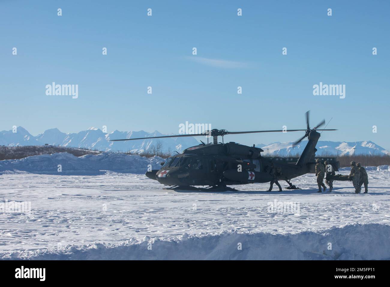 Un equipaggio di 1st battaglione di medicina aeronautica, 52nd reggimento di aviazione, Battaglione di aviazione di supporto generale, 16th Brigata di aviazione di combattimento e personale medico della Charlie Company, 725th Battaglione di supporto di brigata, 4th squadra di combattimento di brigata di fanteria (Airborne), 25th Divisione di fanteria, ha condotto evacuazione medica del mondo reale dei soldati vicino a Fort Greely, Alaska, 14 marzo 2022. Tutti i soldati feriti sono stati rilasciati dalle strutture mediche di nuovo alla loro rispettiva unità. Foto Stock