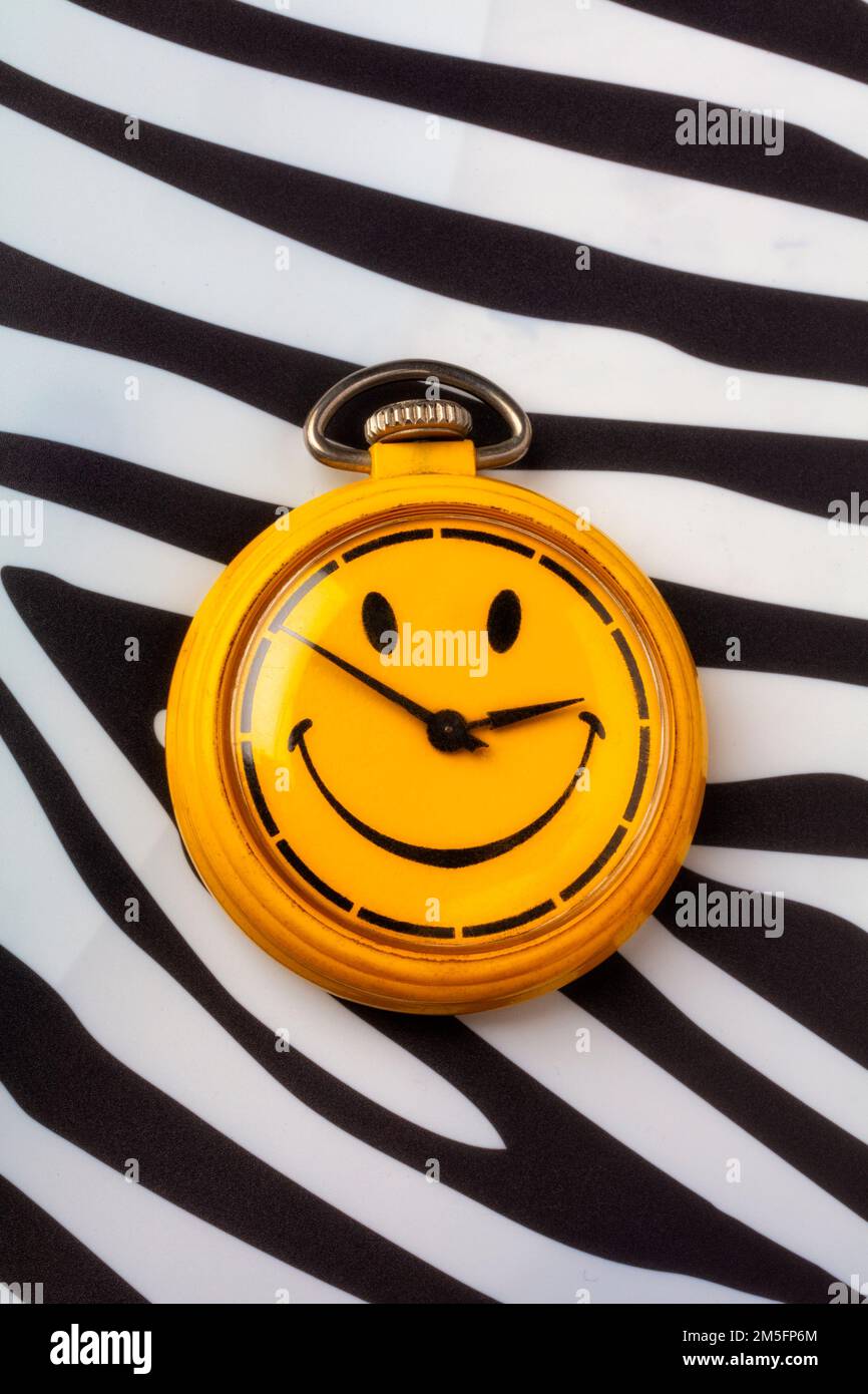 Orologio tascabile con faccia gialla Still Life Foto Stock