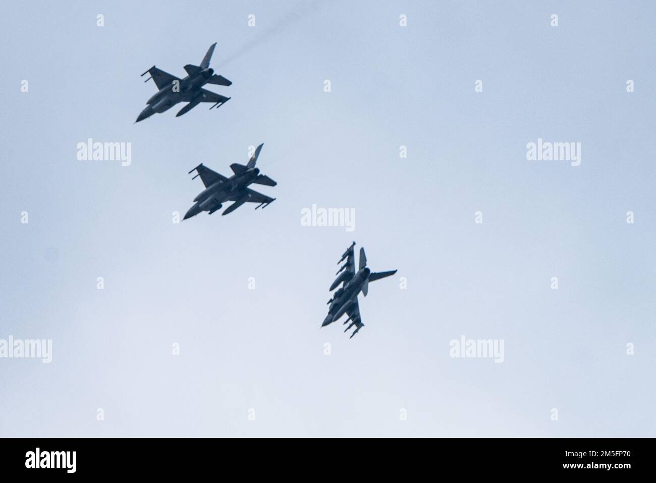 STATI UNITI Air Force F-16 Fighting Falcon Aircraft assegnato al 480th Fighter Squadron alla base aerea di Spangdahlem, Germania, insieme alla F-16s rumena della 86th AB, Romania, volano in formazione prima di atterrare alla 86th AB, Romania, 14 marzo 2022. Il dispiegamento del F-16s verso la Romania è destinato a rafforzare la posizione difensiva collettiva della NATO. Foto Stock
