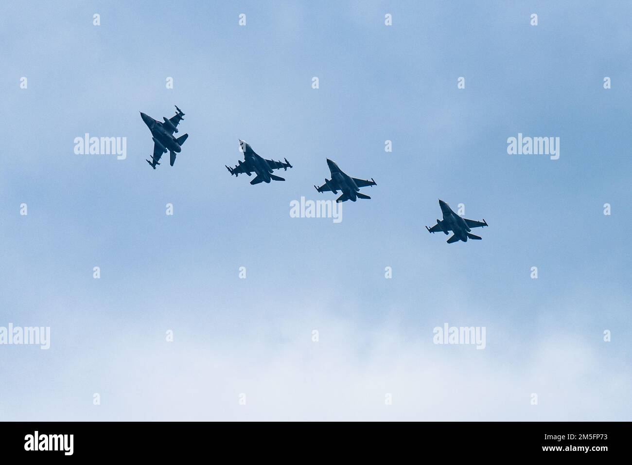 STATI UNITI Air Force F-16 Fighting Falcon Aircraft assegnato al 480th Fighter Squadron alla base aerea di Spangdahlem, Germania, insieme alla F-16s rumena della 86th AB, Romania, volano in formazione prima di atterrare alla 86th AB, Romania, 14 marzo 2022. Gli aerei e gli equipaggi lavoreranno a stretto contatto con gli alleati nella regione del Mar Nero per rafforzare la sicurezza regionale. Foto Stock