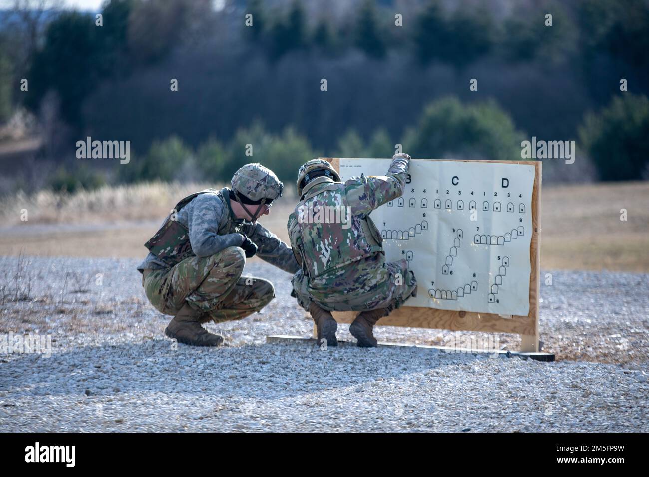 Soldati dal 2-227th Aviation Regiment, 1ACB condotta M249 qualifica 14 marzo 2022, presso l'area di addestramento Grafenwoehr in Baviera, Germania. Foto Stock