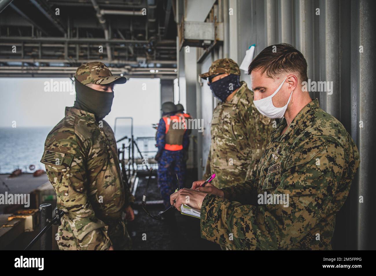 ATLANCTIC OCEAN (15 MARZO 2022) USA Dylan Beck, di destra, di Omaha Neb., assegnato al Task Group 61/2,4, Task Force 61/2, valuta la squadra d'imbarco della Gambian Navy, insieme ai Coast Guardsmen, assegnata al Tactical Law Enforcement Team Pacific distaccamento 103, mentre si trova a bordo della base marittima Expeditionary USS Hershel “Woody” (ESB 4), Williams Durante l'esercizio Obangame Express 2022, 14 marzo 2022. Obangame Express 2022, condotto dagli Stati Uniti Forces Africa, è un esercizio marittimo in mare volto a migliorare la cooperazione tra le nazioni partecipanti al fine di aumentare la sicurezza marittima e s. Foto Stock