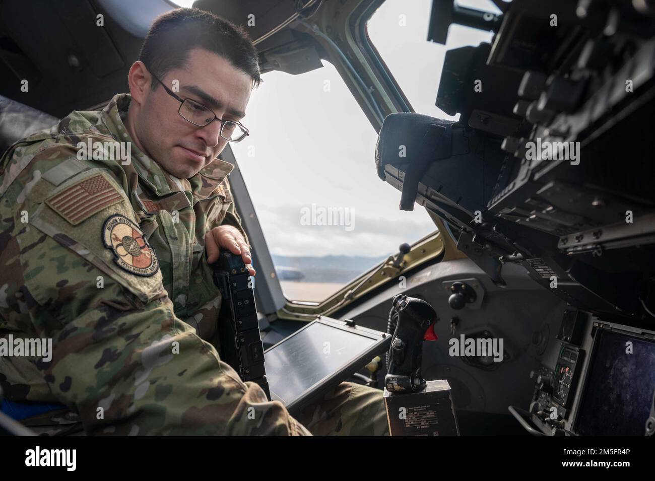 Tecnico. Mark Brau, 721st Aircraft Maintenance Squadron Ufficiale non commissionato di volo A, esegue prove di funzionamento sul ponte di volo di un C-17 Globemaster III presso la base aerea di Ramstein, Germania, 11 marzo 2022. In qualità di uno dei dieci squadroni sotto l'ala operativa della mobilità aerea del 521st, l'AMXS 721st è la più grande capacità di manutenzione in rotta dell'Air Mobility Command ed è fondamentale per far progredire la mobilità globale rapida. Foto Stock