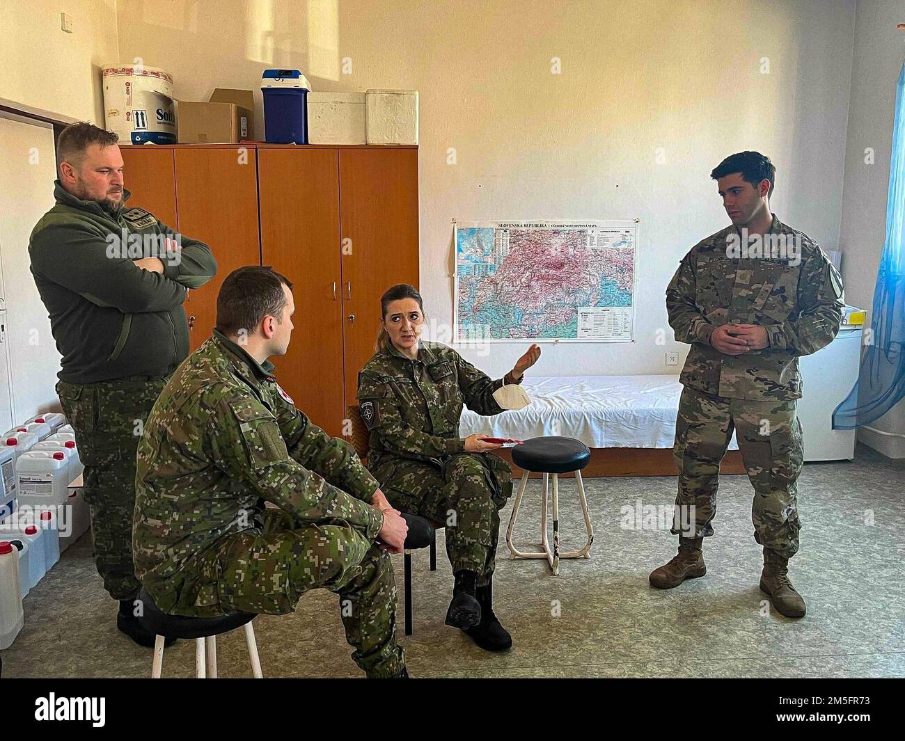 Il Dr. Flor, il chirurgo di volo AHB del 3-227th, conduce una formazione incrociata con il Dr. Tralik, un chirurgo generale dell'esercito slovacco, e il suo staff per ottimizzare l'interoperabilità medica con i nostri partner NATO durante il Saber Strike 2022. La formazione ha incluso una discussione e una dimostrazione delle capacità mediche di base di combattimento con i nostri partner internazionali. Ciò mira a migliorare la protezione bilaterale della salute delle forze nell'ambiente operativo. Foto Stock