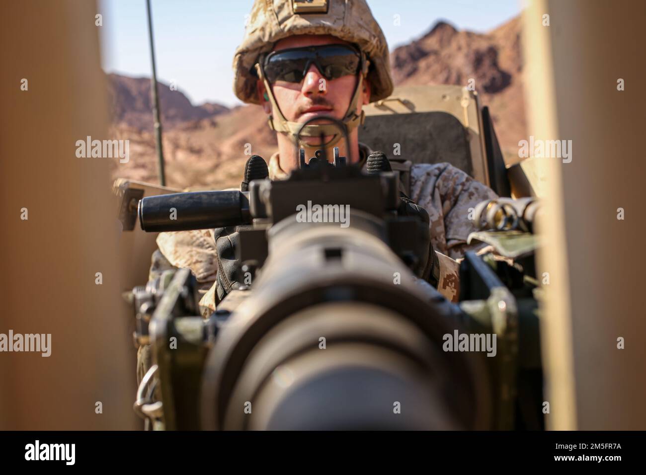 CAMP TITIN, Giordania (14 marzo 2022) – Un Marine assegnato al Combined Anti-Armor Team (CAAT), 2nd battaglione, 24th Marines si scorgono a terra su una mitragliatrice M2A1 montata presso un campo di fuoco vivo delle forze armate giordane (JAF) come parte dell'esercizio Intrepid Maven (IM) 22-1 a bordo di Camp Titin, Giordania 14 marzo. IM è una serie di impegni bilaterali tra gli Stati Uniti Marine Corps Forces, Central Command e il JAF che offre l'opportunità di scambiare tattiche e competenze militari. IM 22-1 è il primo di più impegni in programma tra gli Stati Uniti Marine Corps e il JAF per aumentare l'interoperabilità, str Foto Stock