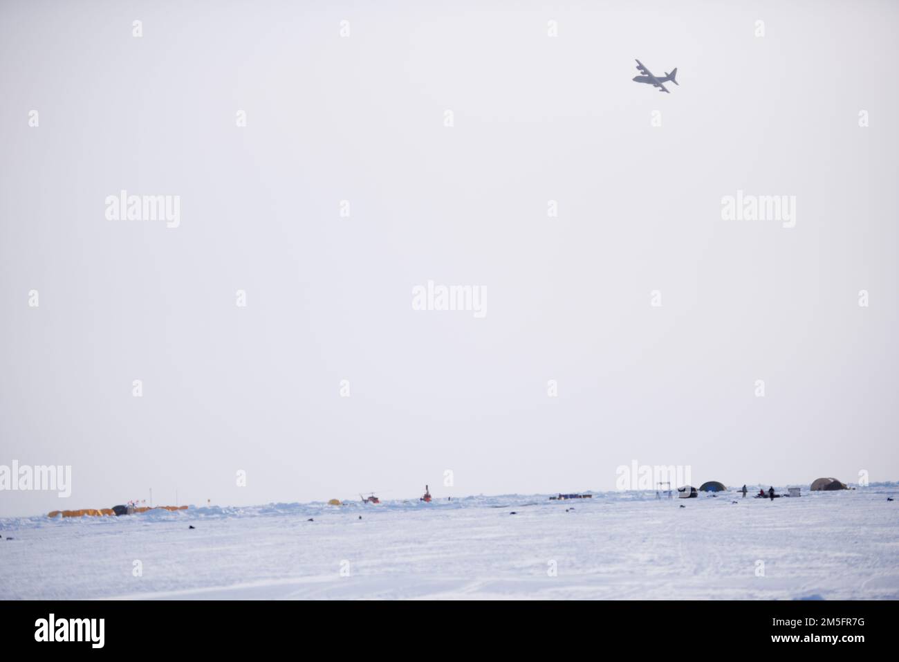 BASE COMUNE ELMENDORF-RICHARDSON, Alaska -- Un 211th Rescue Squadron HC-130J Combat King II vola sopra gli Stati Uniti Campo di ghiaccio della Marina Queenfish sul ghiaccio artico pacchetto 14 marzo 2022, durante il recupero del personale vignetta di Arctic Edge. I militari di 176th quadri di supporto operativo, 211th e 212th di soccorso hanno consegnato il pacchetto di sostegno artico al campo. Arctic Edge 22 è un ente statunitense Esercizio North Command programmato ogni due anni e dimostra l'impegno degli Stati Uniti e degli alleati per il reciproco interesse strategico nell'Artico. Foto Stock BASE COMUNE ELMENDORF-RICHARDSON, Alaska -- Un 211th Rescue Squadron HC-130J Combat King II vola sopra gli Stati Uniti Campo di ghiaccio della Marina Queenfish sul ghiaccio artico pacchetto 14 marzo 2022, durante il recupero del personale vignetta di Arctic Edge. I militari di 176th quadri di supporto operativo, 211th e 212th di soccorso hanno consegnato il pacchetto di sostegno artico al campo. Arctic Edge 22 è un ente statunitense Esercizio North Command programmato ogni due anni e dimostra l'impegno degli Stati Uniti e degli alleati per il reciproco interesse strategico nell'Artico. Foto Stock