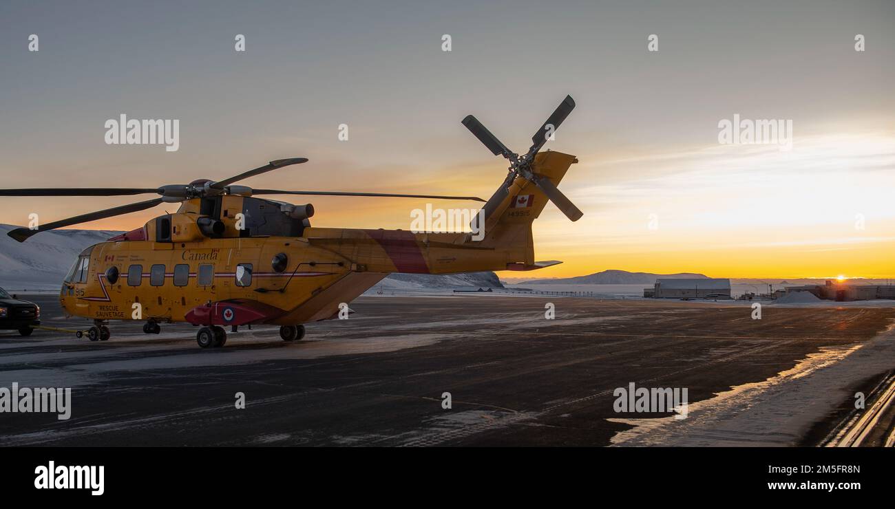 Prise de vue d’un hélicoptère CH-149 Cormorant de l’Aviation royale canadienne (ARC) à l’entrée d’un hangar après une journée de travail lors de l’Op NOBLE DEFENDER (ND) THULE, Groenland. Photo par Cplc Steeve Picard, 14 Mars 2022, BFC Bagotville. Foto Stock