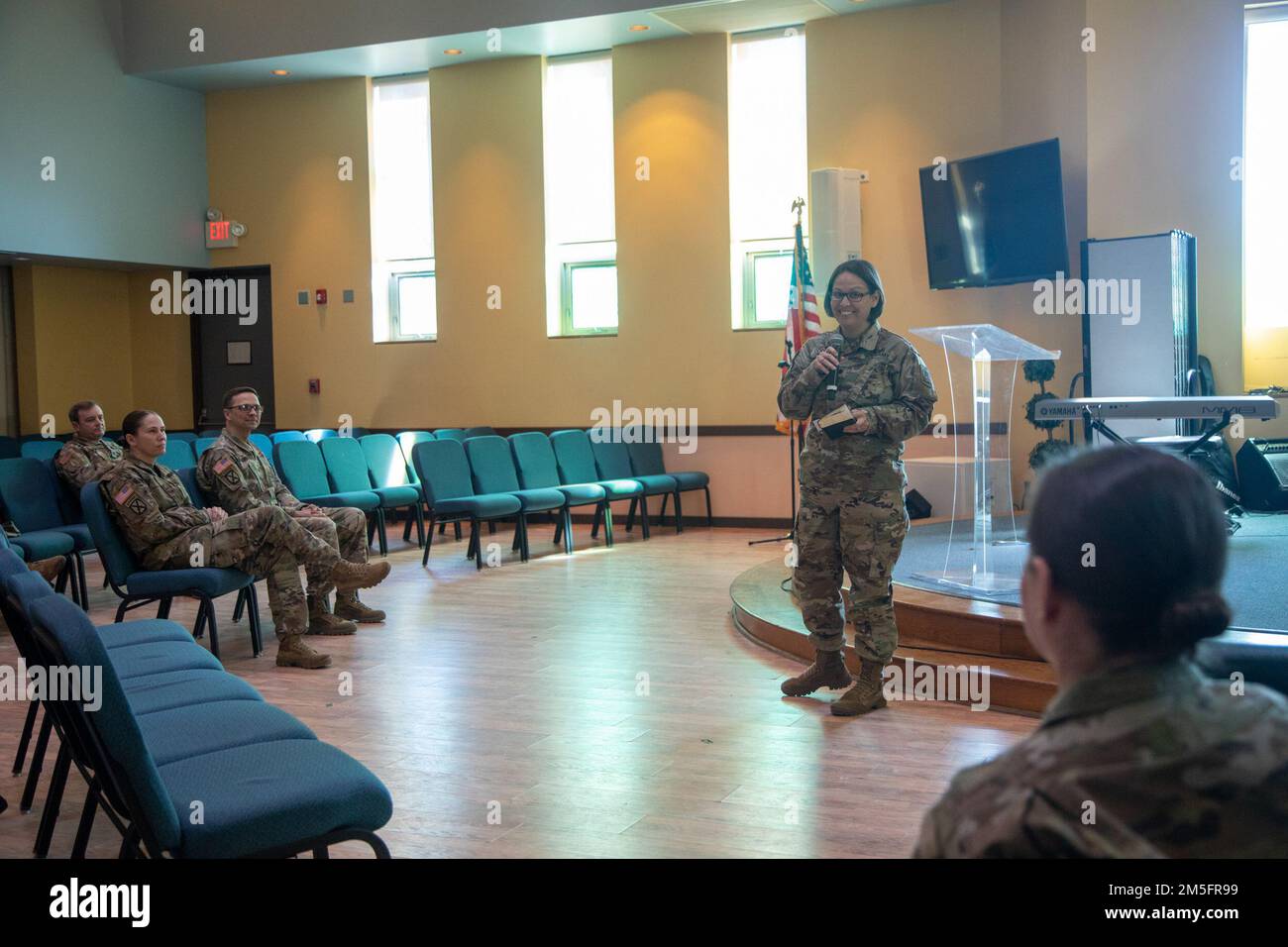 Cappellano (Lt. Col.) Jennifer Cooper, senior account manager del corpo di Cappellano, parla di Cappellano (Major.) Tanya Bindernagel, assegnato alla 10th Mountain Division Sostainment Brigade, 10th Mountain Division, durante la cerimonia di promozione di Bindernagel, il 14 marzo 2022, a Fort Drum, New York. Foto Stock