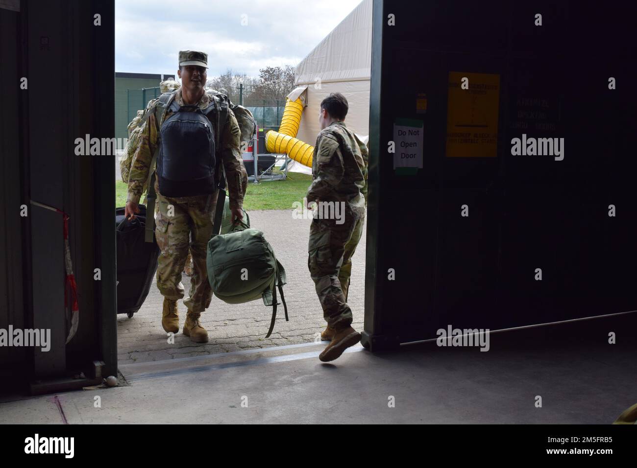 I soldati con Bravo Company, 87th Battaglia di supporto ai combattimenti, 3rd Brigata di supporto alla Divisione fanteria, arrivano il 14 marzo 2022 negli Stati Uniti Esercito Garrison Benelux – Brunssum, Paesi Bassi. Bravo Co., dispiegata da Fort Stewart, Georgia, fa parte della forza di risposta multinazionale della NATO, attivata per proteggere gli alleati in caso di necessità alla luce dell'invasione russa dell'Ucraina. Foto Stock