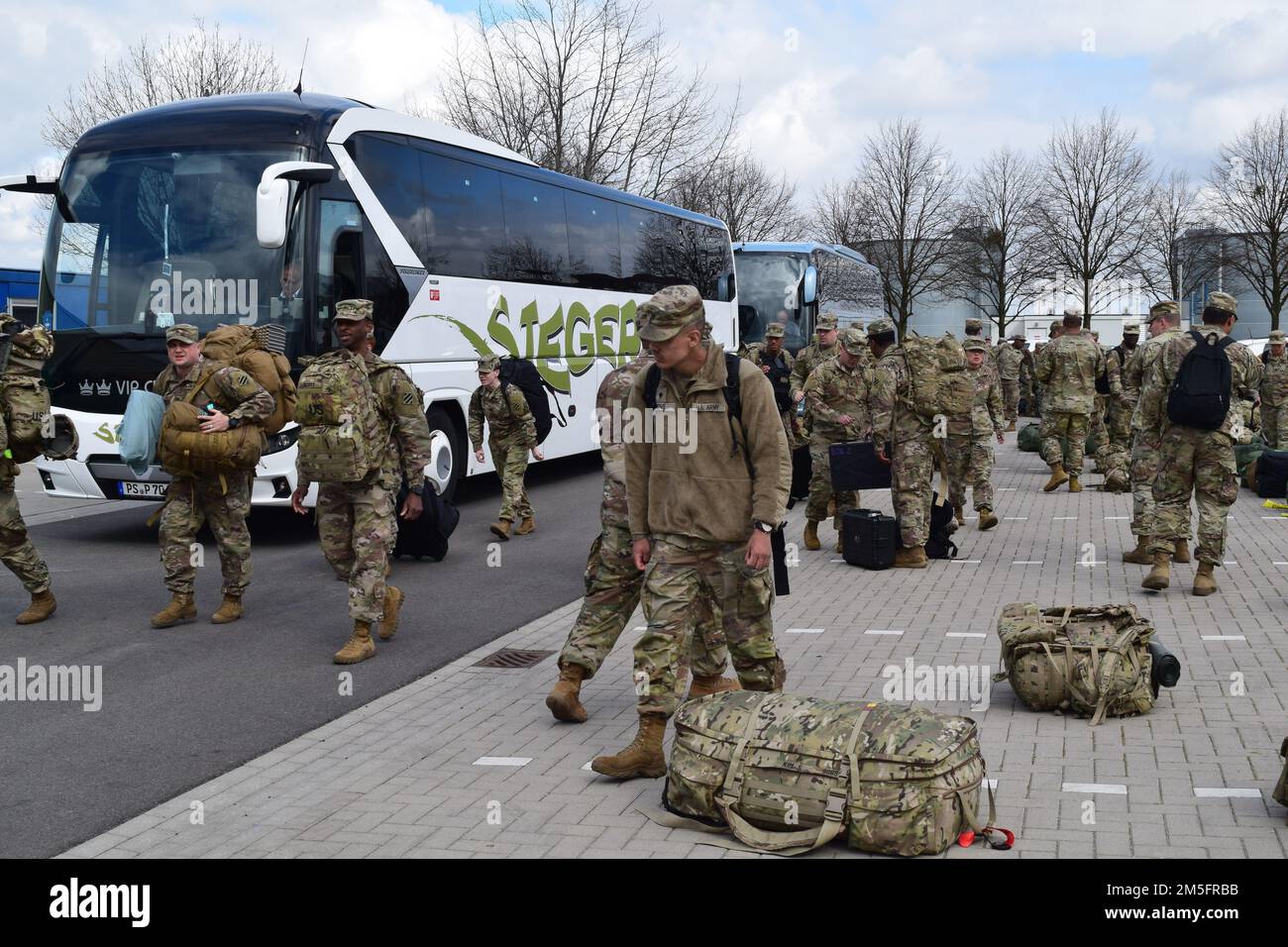 I soldati con Bravo Company, 87th Battaglia di supporto ai combattimenti, 3rd Brigata di supporto alla Divisione fanteria, arrivano il 14 marzo 2022 negli Stati Uniti Esercito Garrison Benelux – Brunssum, Paesi Bassi. Bravo Co., dispiegata da Fort Stewart, Georgia, fa parte della forza di risposta multinazionale della NATO, attivata per proteggere gli alleati in caso di necessità alla luce dell'invasione russa dell'Ucraina. Foto Stock