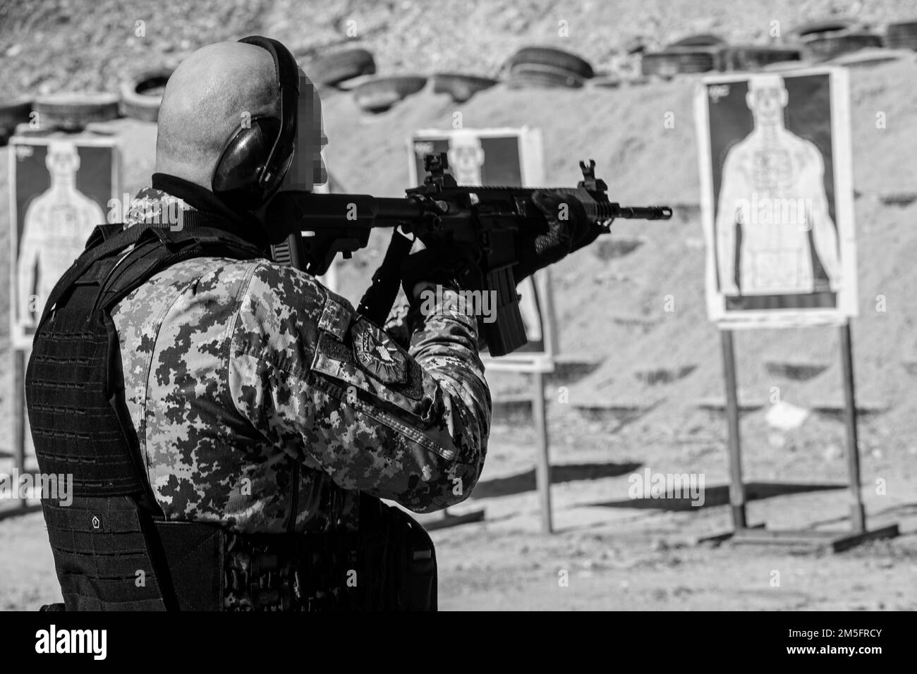 Un membro delle forze di sicurezza del Kosovo (KSF) pratica la marcature di combattimento durante un esercizio di addestramento bilaterale con il 10th Special Forces Group, 14 marzo 2022, a Pristina, in Kosovo. L’esercizio rafforza le relazioni, aumenta l’interoperabilità e migliora la capacità della nostra nazione partner di garantire la sicurezza nella regione balcanica. Foto Stock
